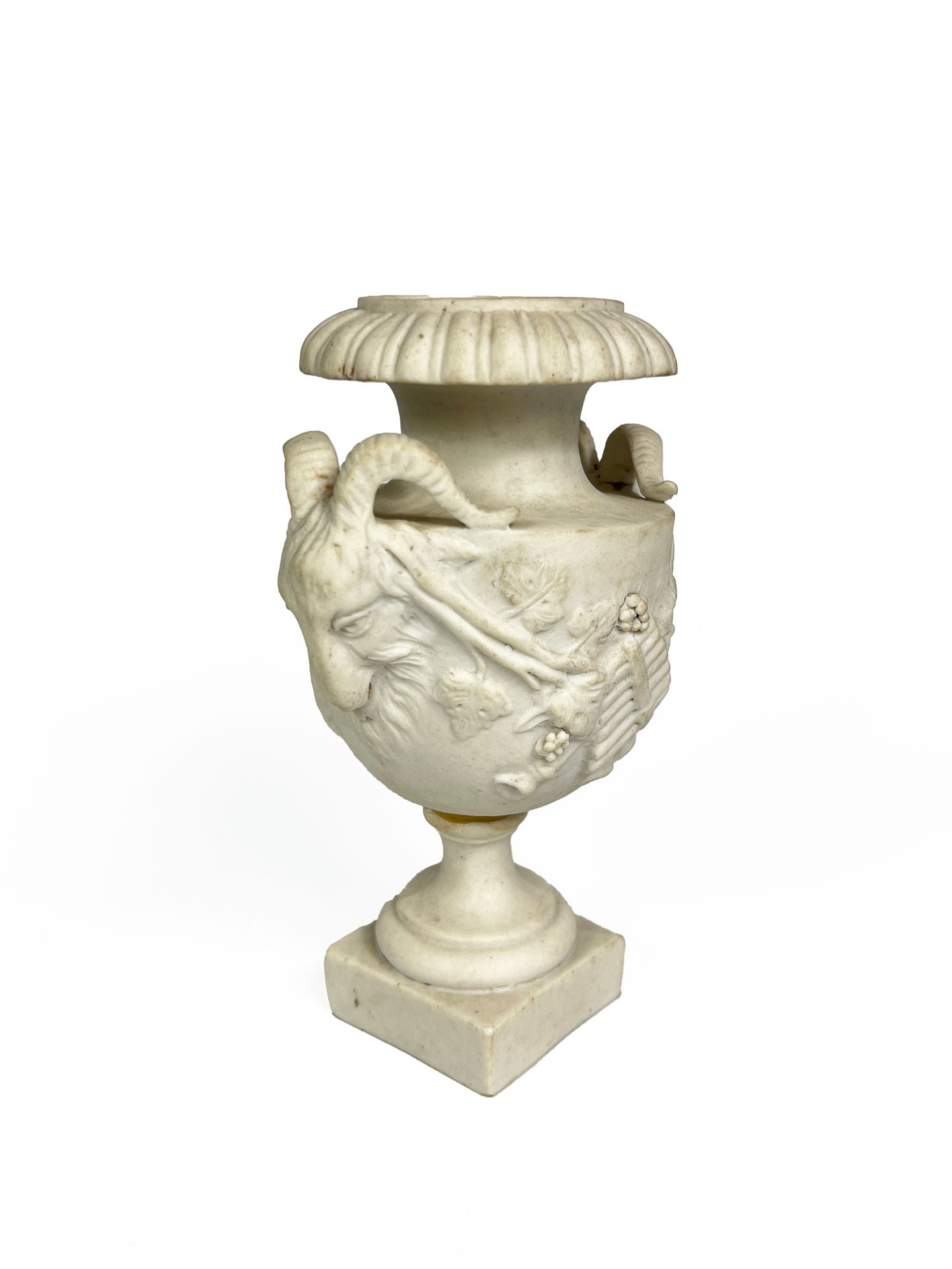Null Piccolo vaso mediceo in porcellana decorato con teste di capra sulle anse e&hellip;