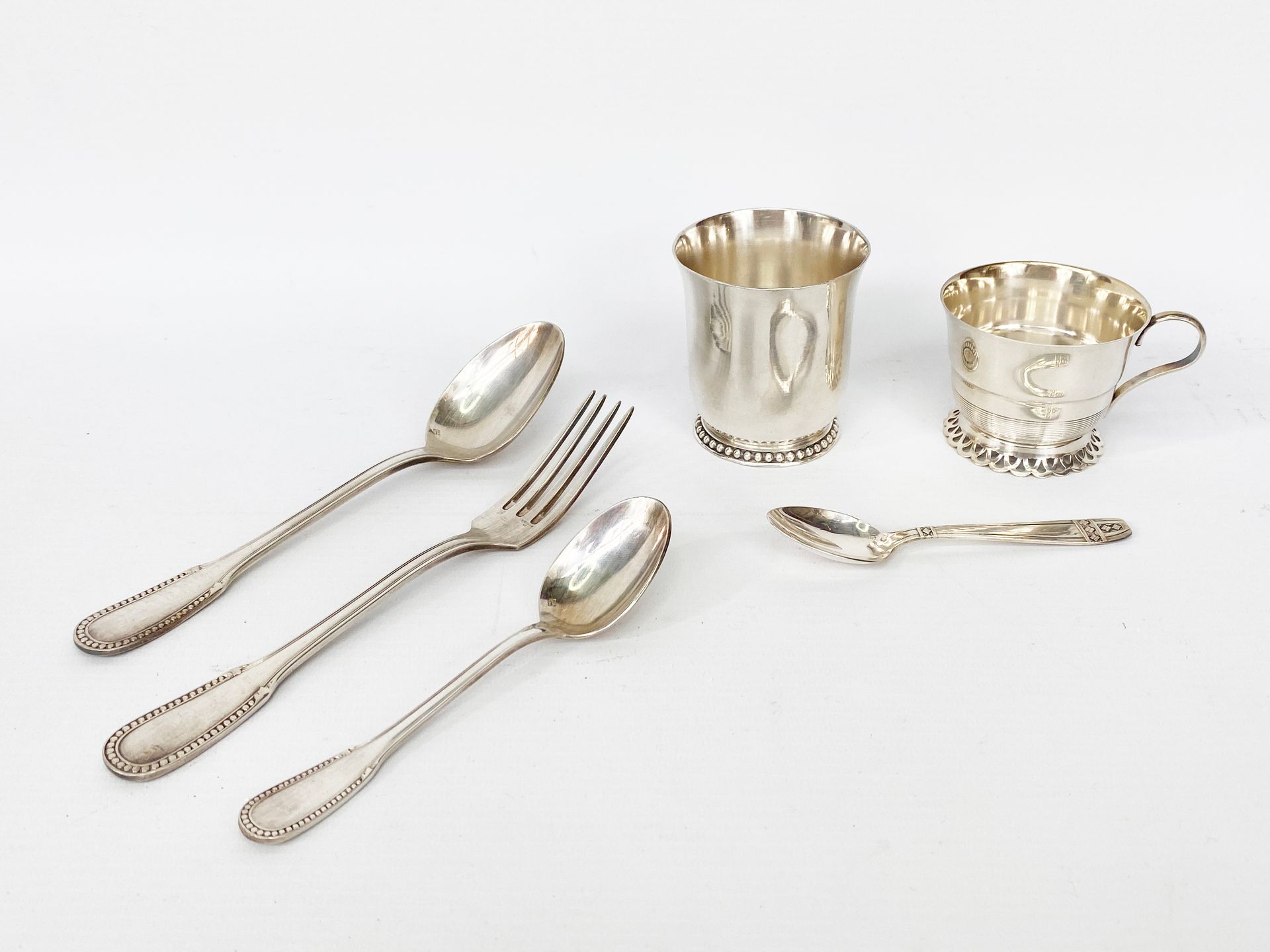Null ERCUIS

镀银洗礼套装，一个小勺子和一个镀银杯。

氧化作用。

一个镀银金属的带柄小杯和一个小勺。