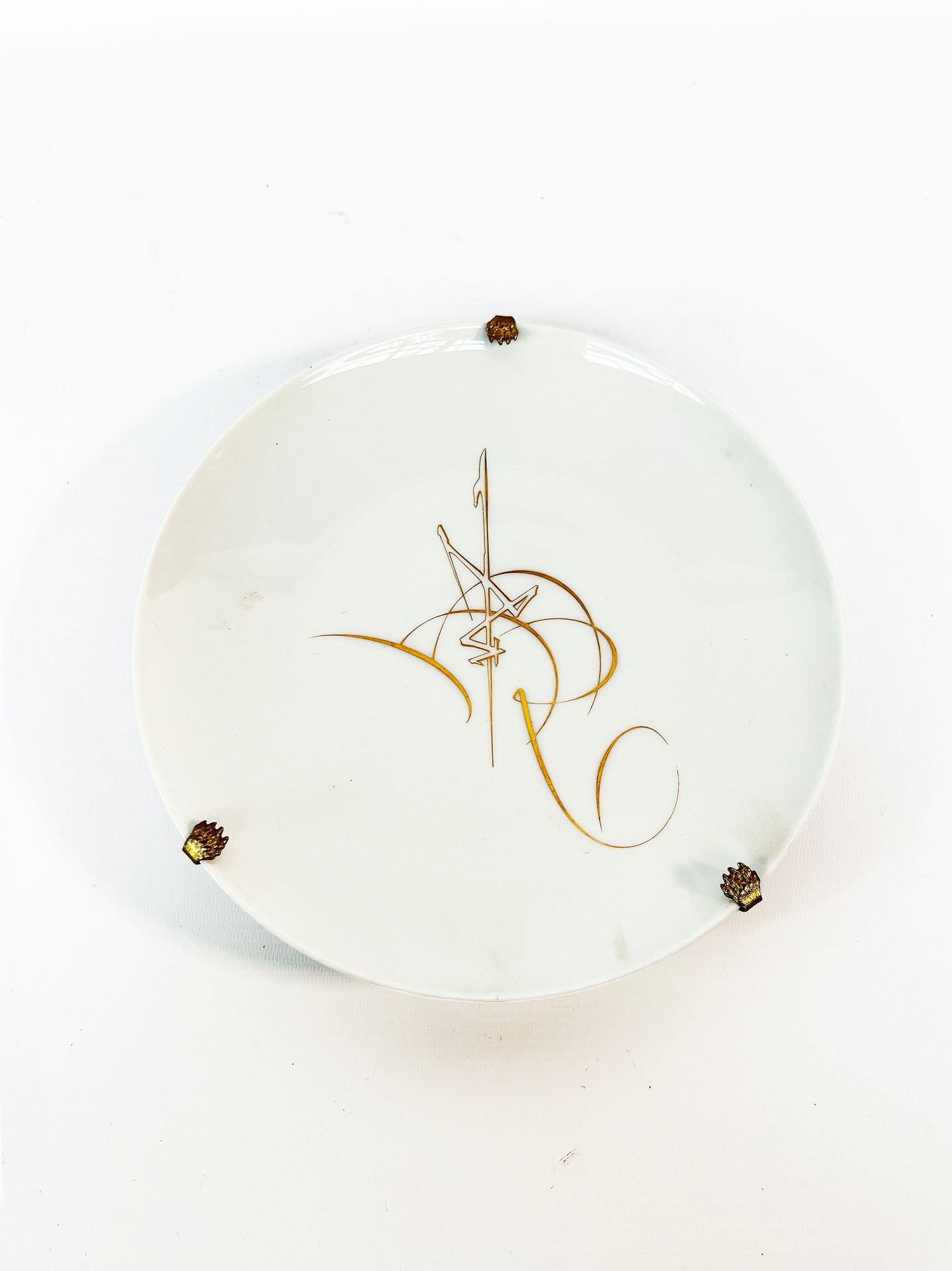 Null 国立塞弗尔工厂，20世纪

乔治-马蒂厄设计的镀金装饰瓷盘。

底座下有标记。

直径：25.5厘米