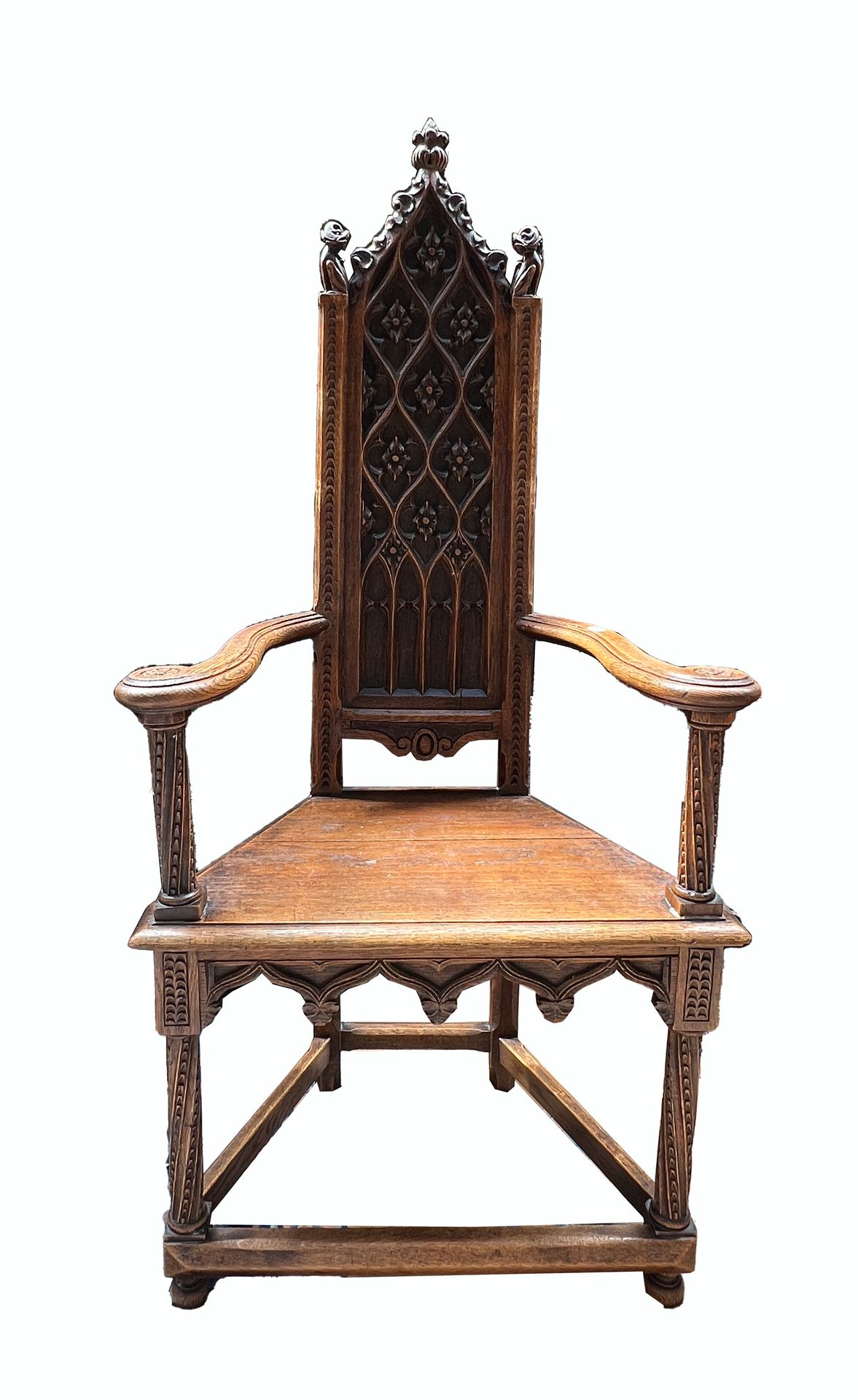 Null 一把高背雕花和模制的木制卡斯特内尔椅，背部装饰有披针形和花卉的图案。

搁置在4个雕刻的脚上。

新哥特式的灵感。

H.140厘米

P.D.: 约&hellip;