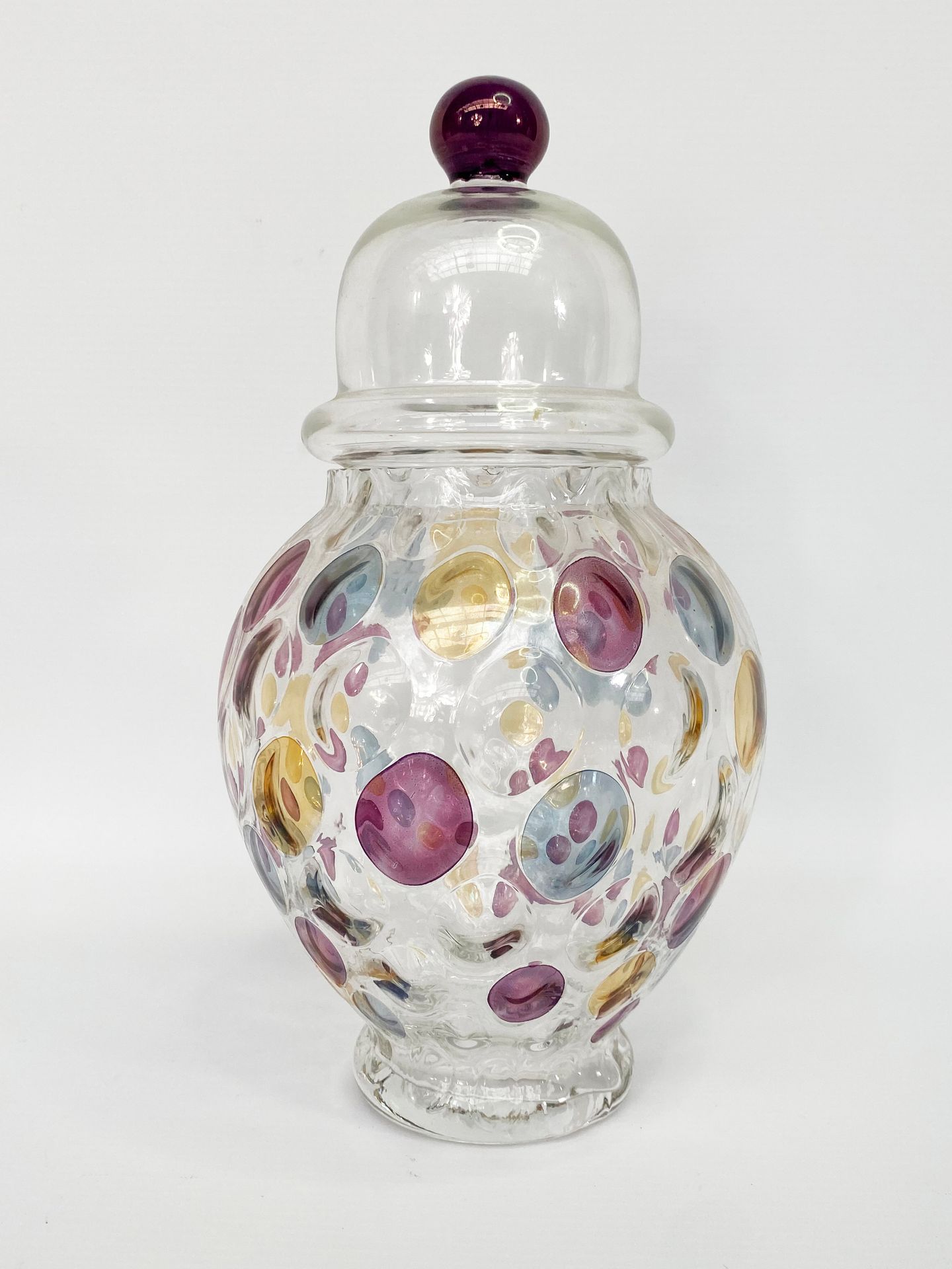 Null BOHEME，20世纪

无色水晶覆盖的花瓶，有紫色，黄色和蓝色的椭圆图案。

H.28厘米