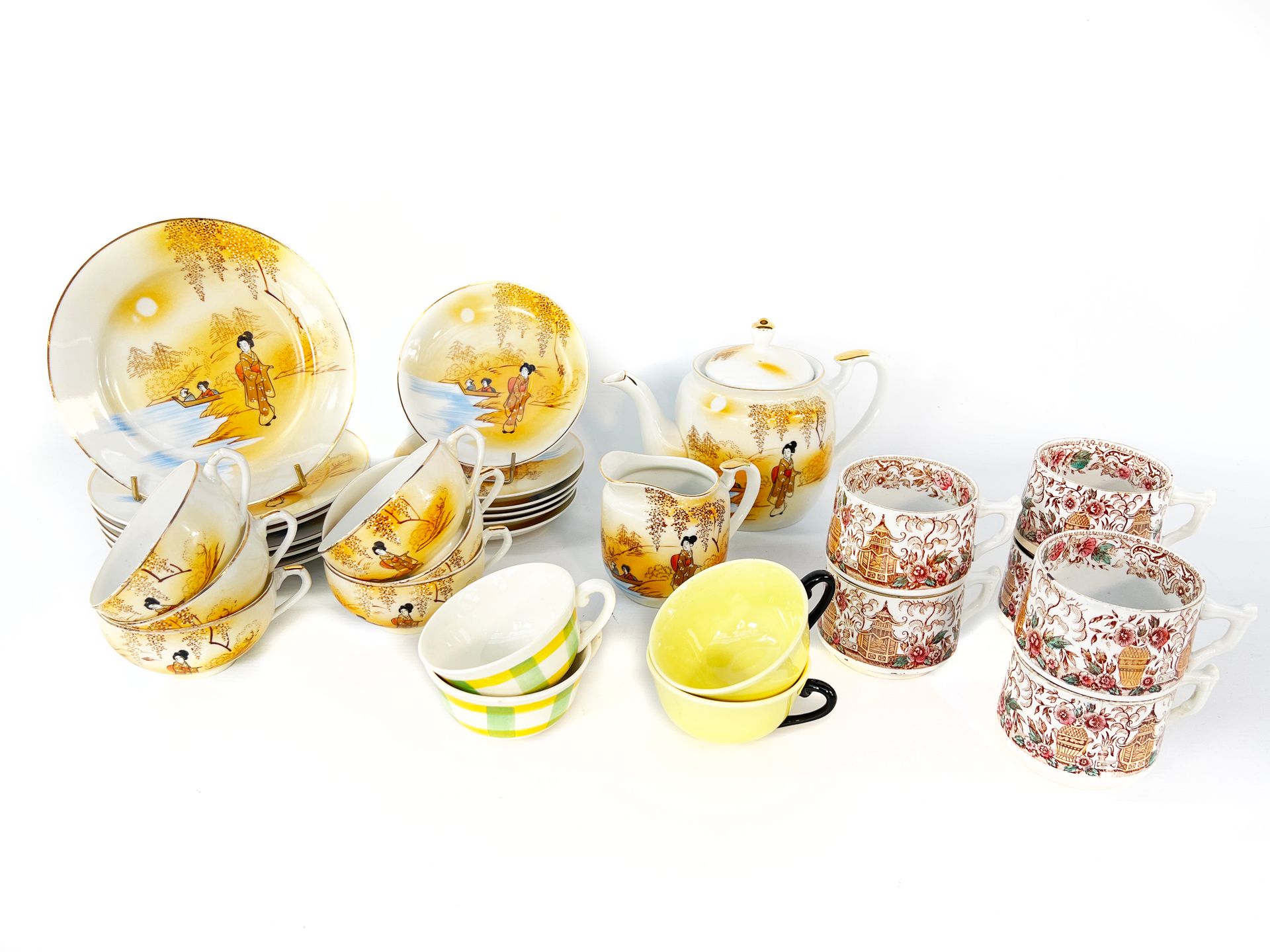 Null 吉恩，20世纪

一套错落有致的茶具，有阴险和宝塔的装饰。