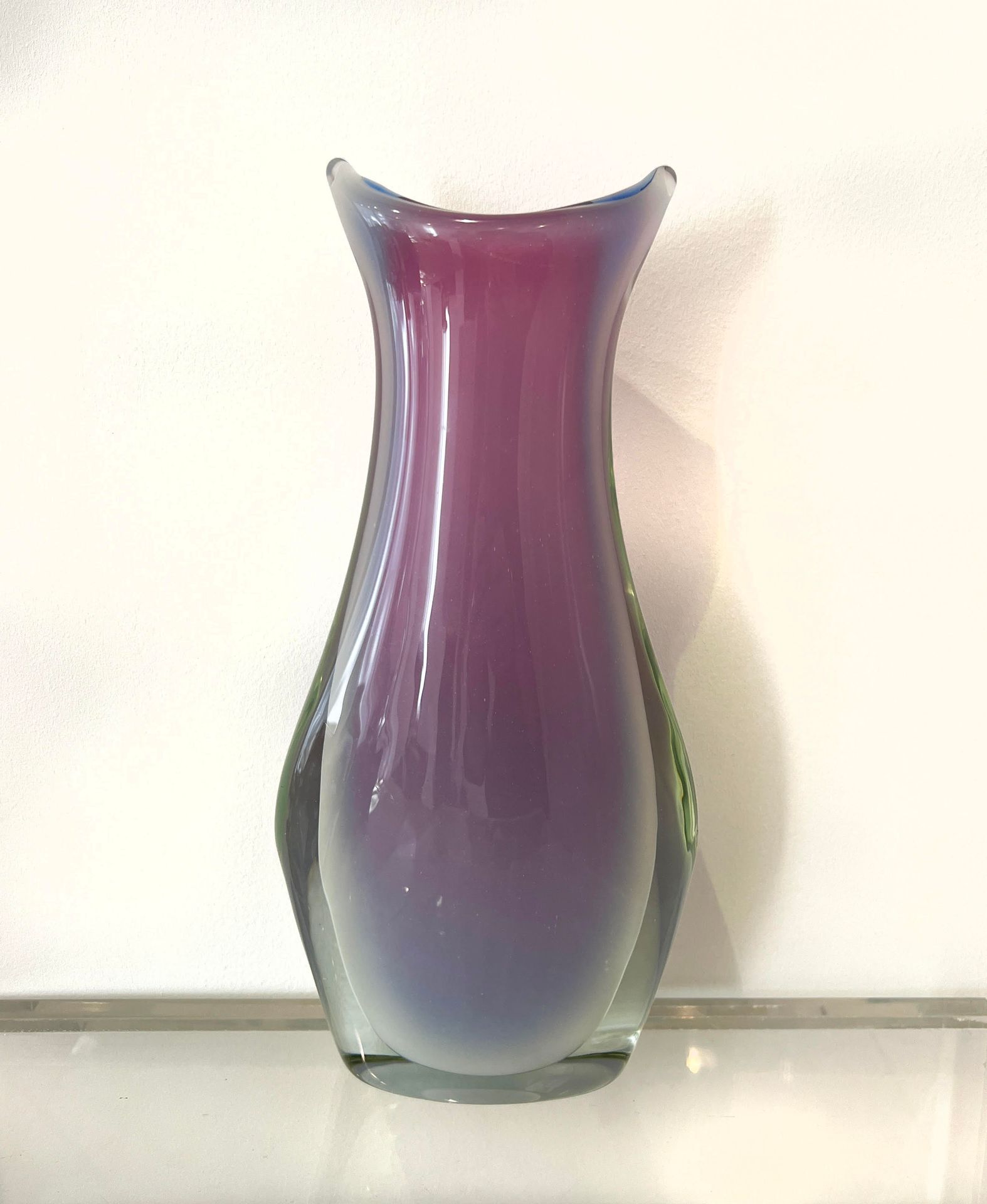 Attribué à Flavio POLI ( XXème siècle) 
Vase technique sommerso 
Années 1960. 
H&hellip;