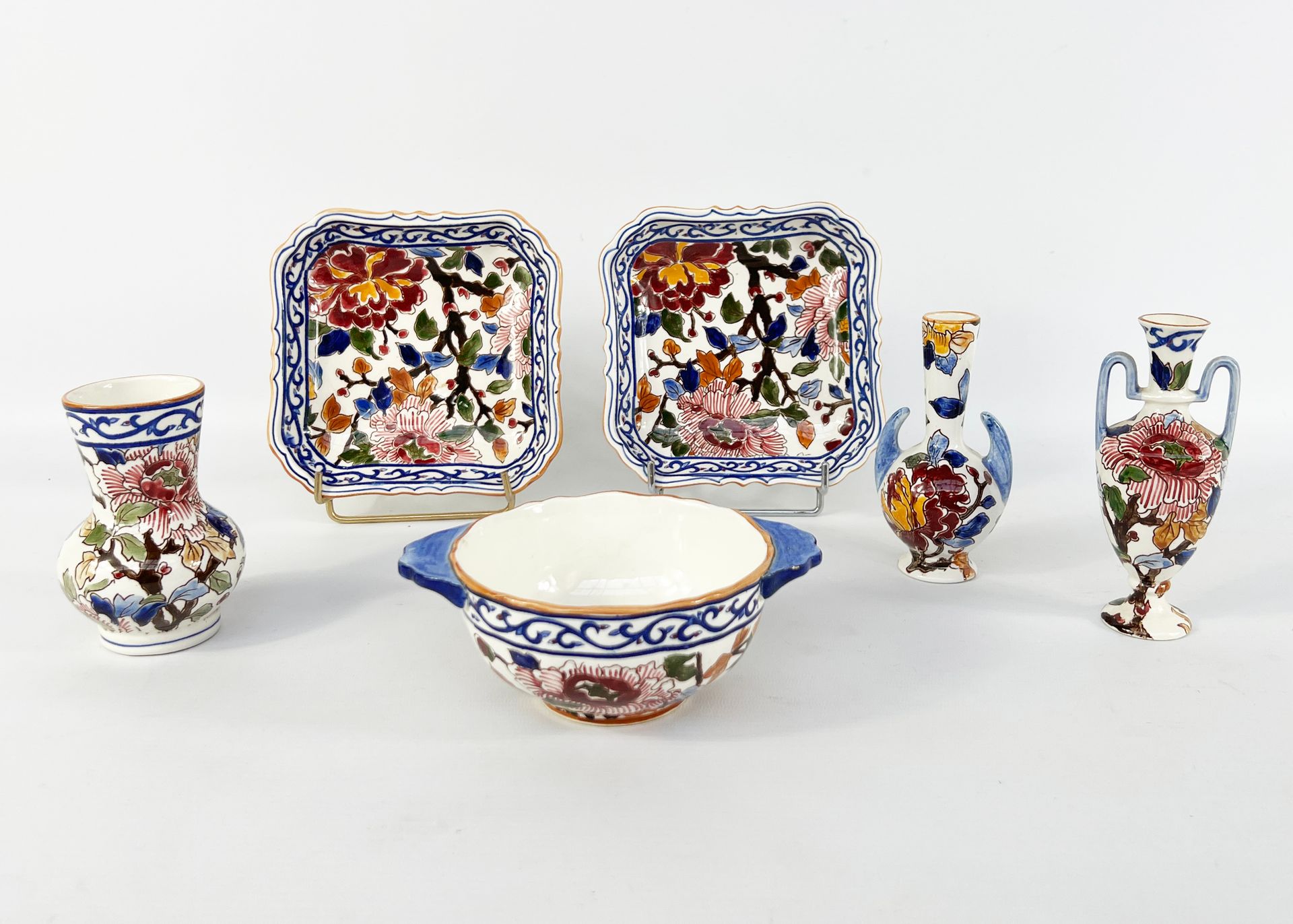 Null 吉恩，20世纪

一套6件带牡丹装饰的釉陶器，包括 :

- 2个方碗

- 1个圆碗

- 2个带手柄的小花瓶放在基座上

- 1个小花瓶，颈部呈喇&hellip;