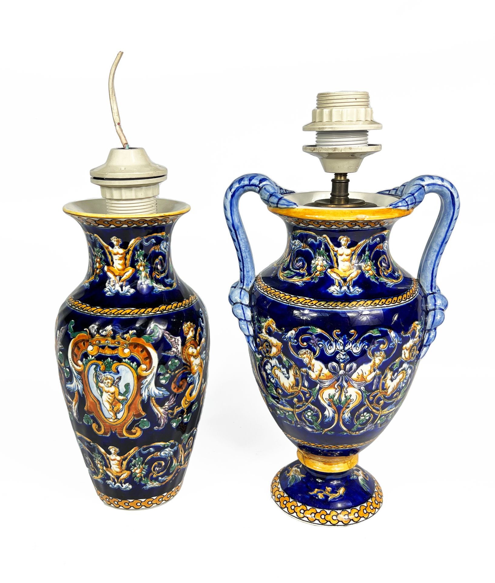 Null 吉恩，20世纪

一套两个陶制花瓶，被安装成文艺复兴时期装饰的灯具。

H.26至29厘米