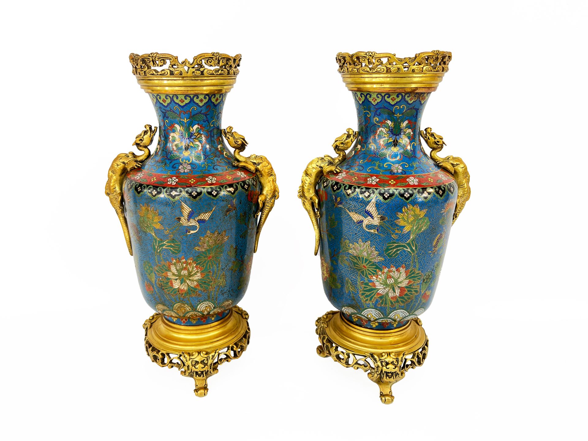Null 在L'ESCALIER DE CRISTAL（19世纪）的品味中

一对在金属芯上装饰景泰蓝珐琅的花瓶，展示了飞行中的鸟儿和花朵。

丰富的木料和镂空&hellip;