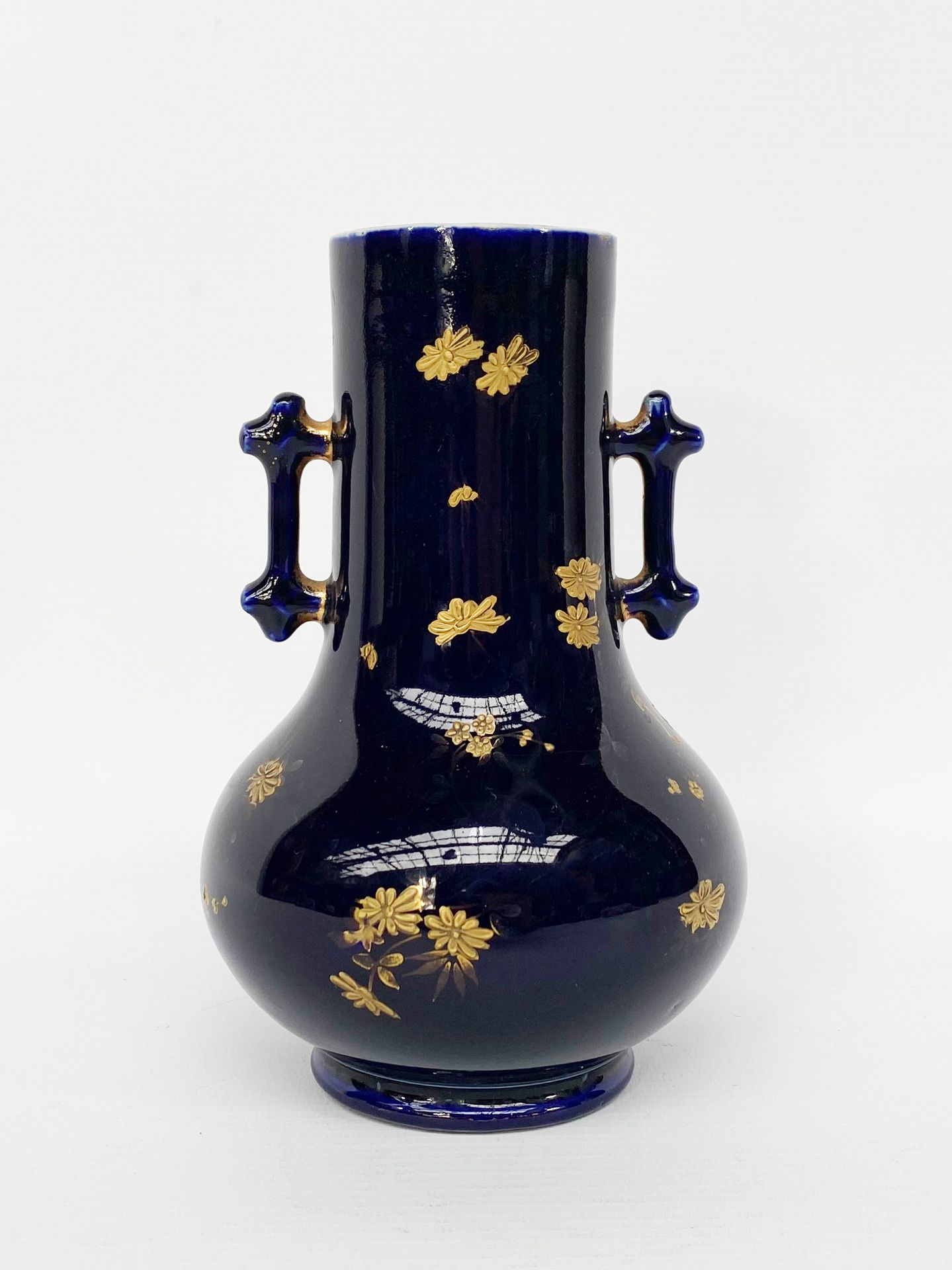 Null JAPON, XXème siècle 

Vase à long col en porcelaine à deux anses à décor bl&hellip;