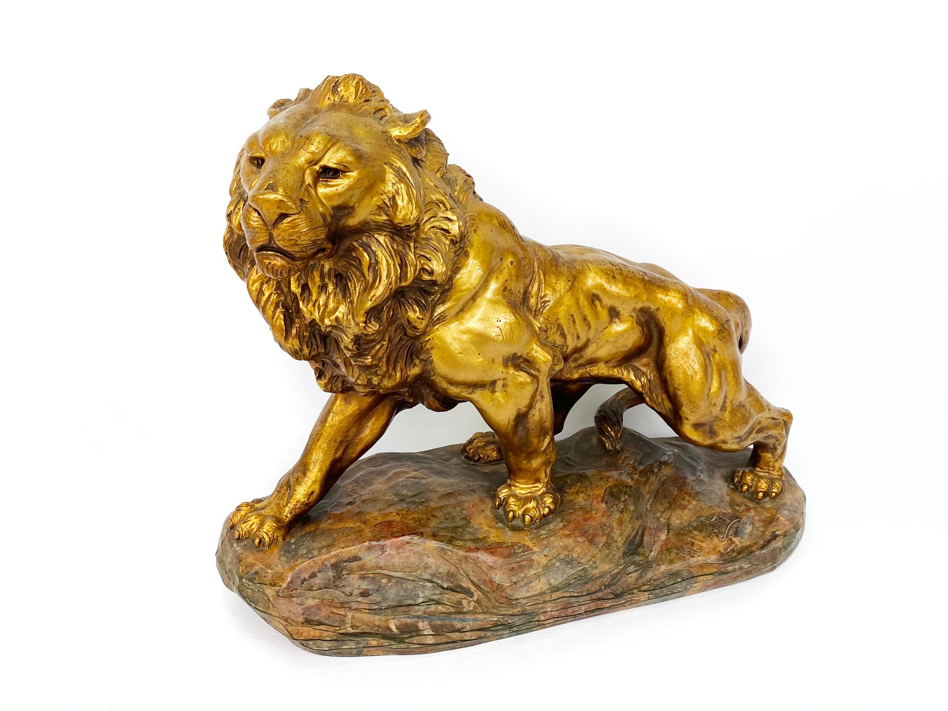 Null 20世纪的学校

狮子。

陶瓷证明，有金色铜锈。

签名。

H.37厘米

长：47厘米