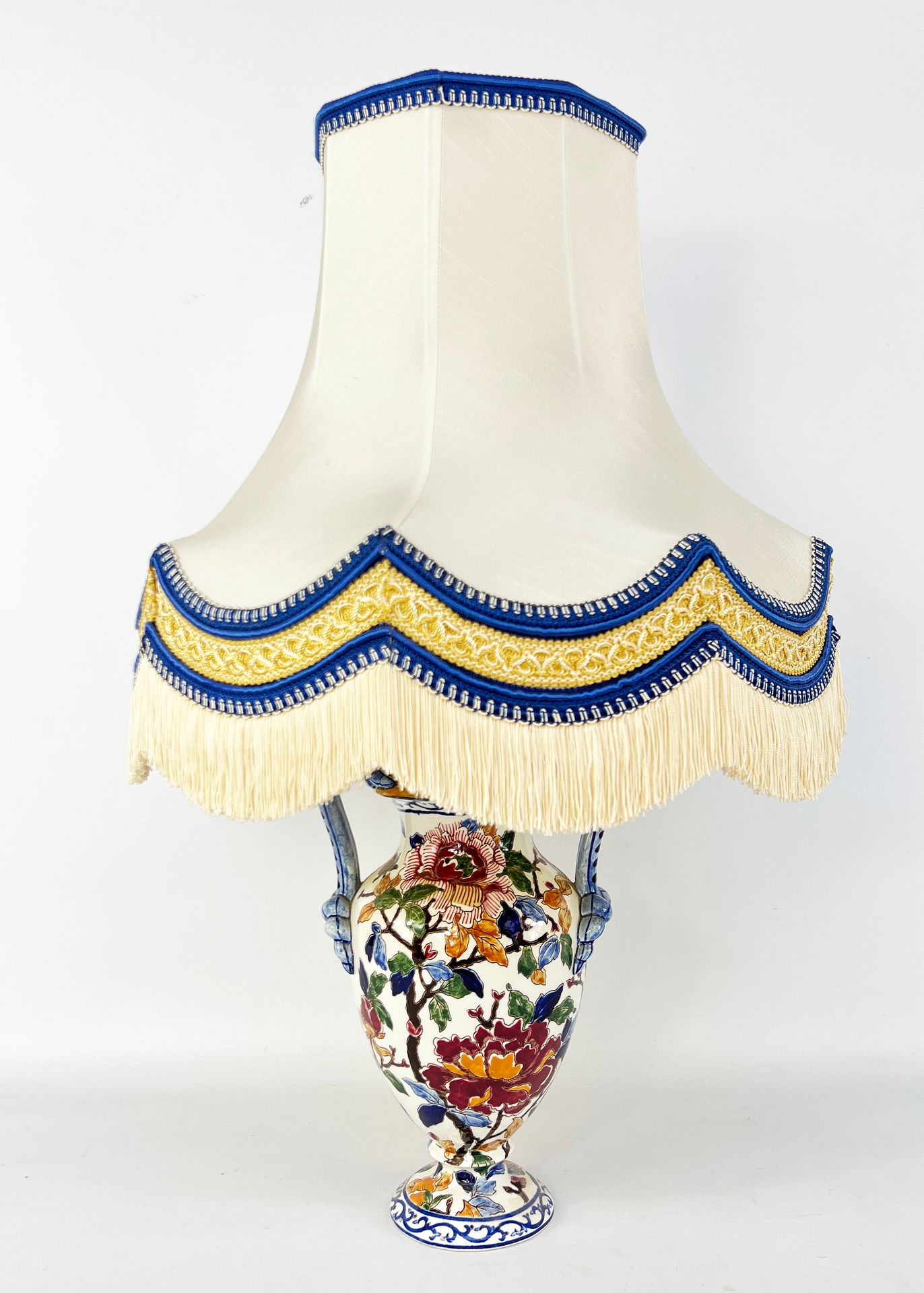 Null GIEN

带有牡丹花的釉面陶器灯架及其灯罩。

总高度：58厘米

灯座的高度：38厘米