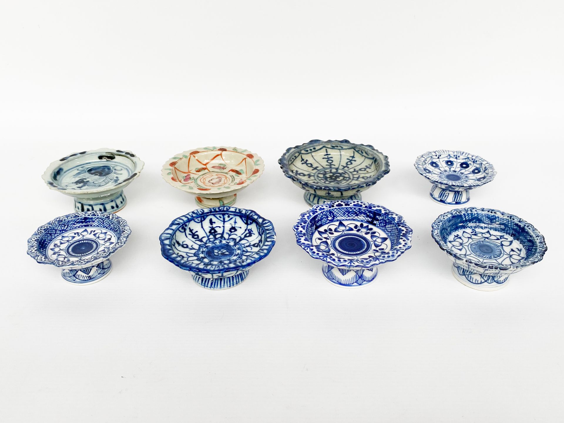 Null 中国，19世纪和18世纪。

一套8个瓷杯，置于基座上，以蓝色camaieu作装饰。