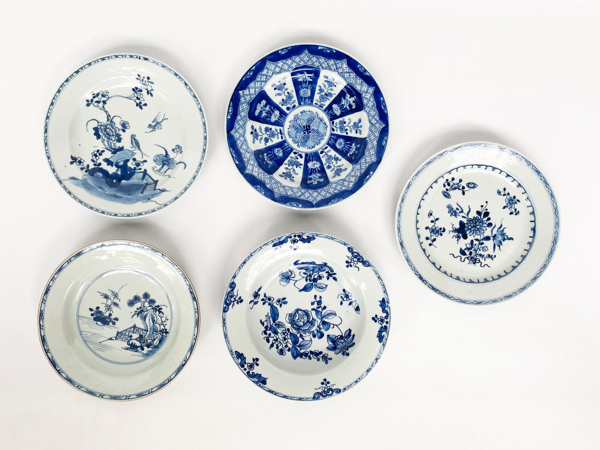Null 中国，17世纪和19世纪用于出口

一套5个蓝色camaieu装饰的瓷质汤盘。

事故。

直径：22至23.5厘米