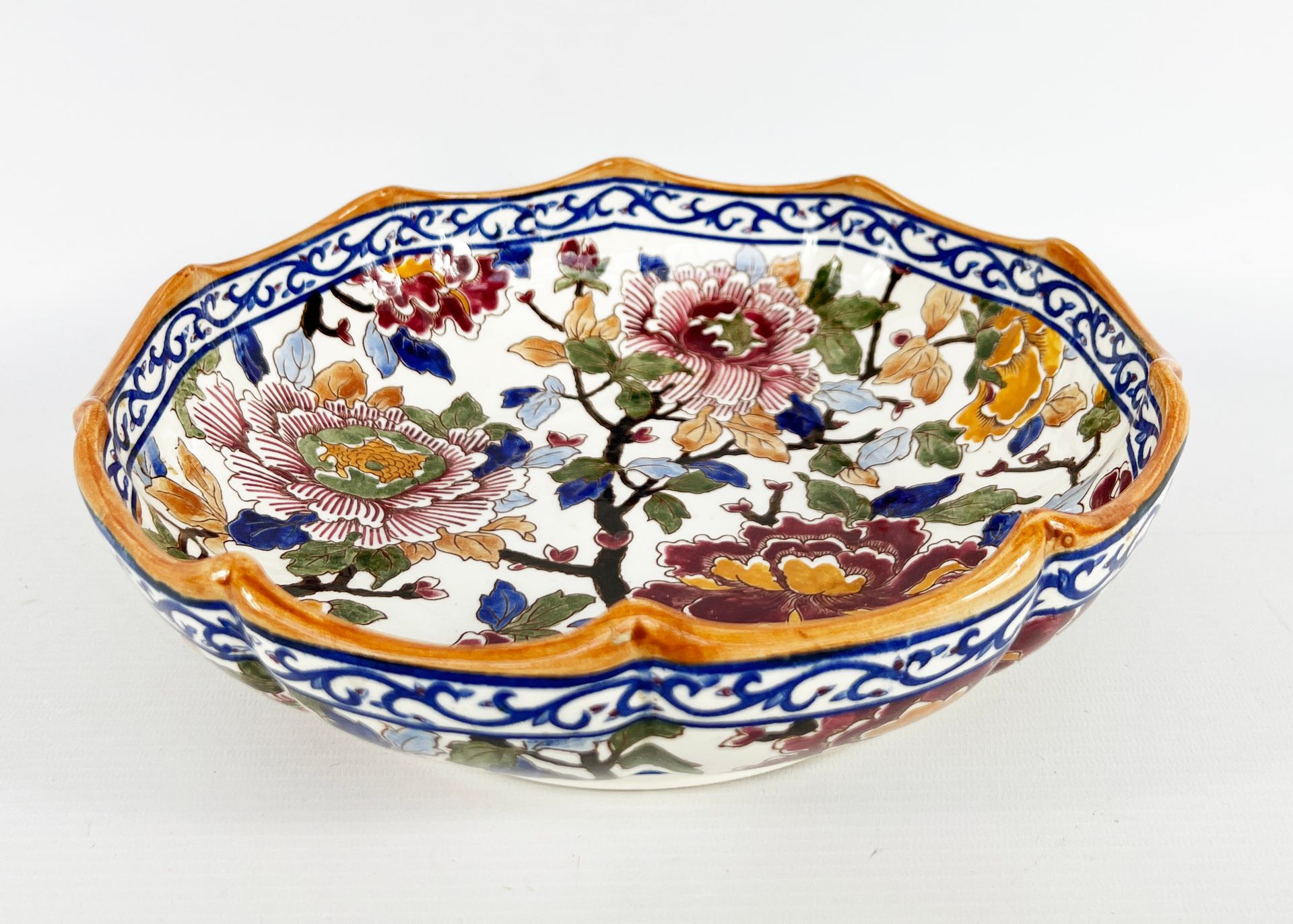 Null GIEN

釉面陶器沙拉碗，有一个移动的边缘，装饰有牡丹花。

壁挂系统。

D.27厘米
