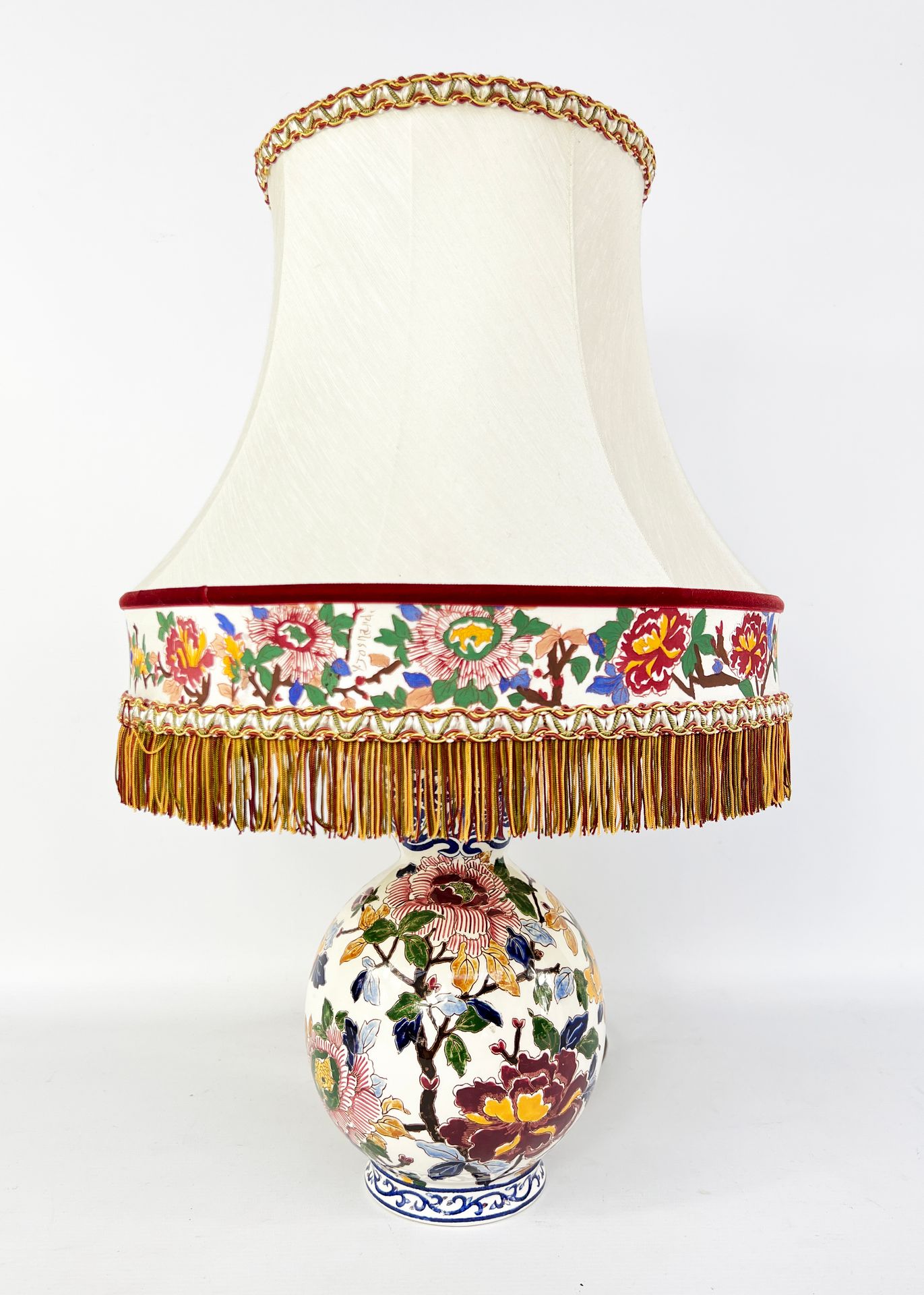 Null GIEN

带有牡丹花的釉陶灯架及其灯罩。

总高度：57厘米

灯座的高度：32厘米
