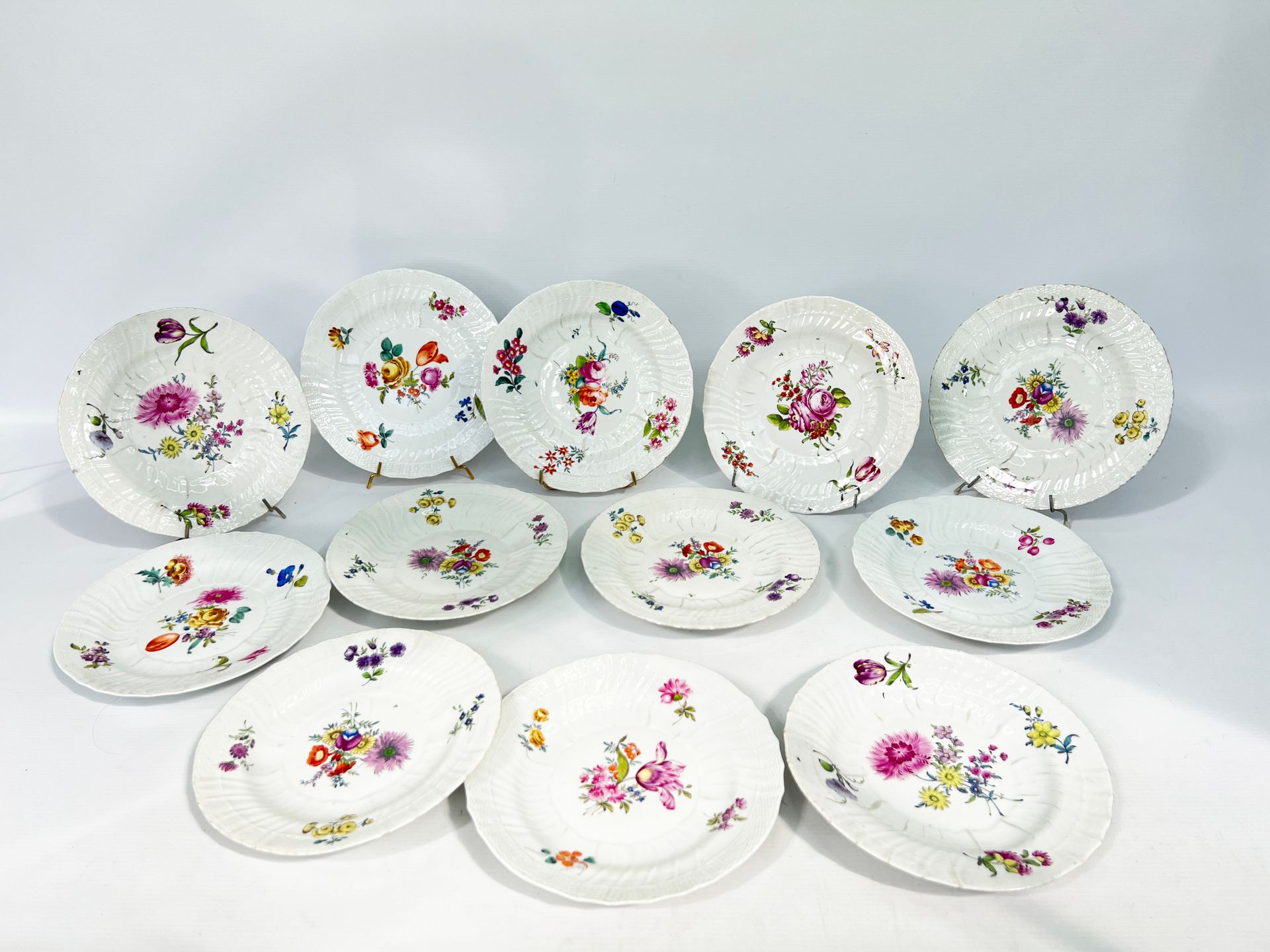 Null HONGRIE, XIXème siècle

Ensemble de 12 assiettes circulaires en porcelaine,&hellip;