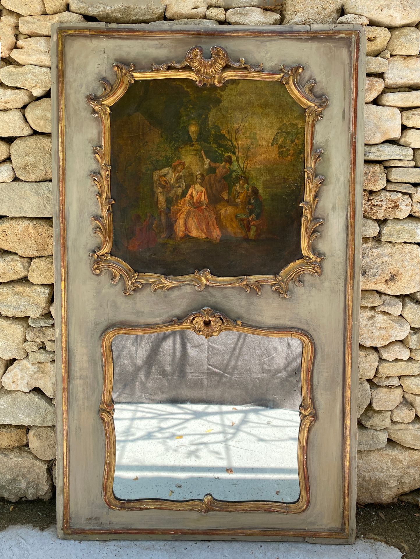 Null 重要的模制、雕刻、涂漆和镀金的木制罩门。

上半部分装饰有一个带卷轴和贝壳的方框内的英勇场景，下半部分有一面镜子。

18世纪的作品。

H.180厘&hellip;