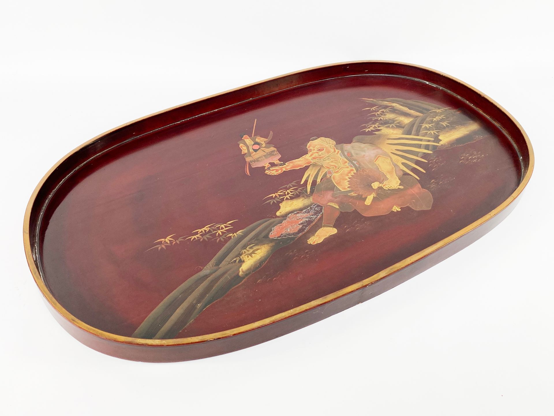 Null JAPAN,

Ovales Tablett aus rot lackiertem Holz mit goldenen Akzenten, das e&hellip;