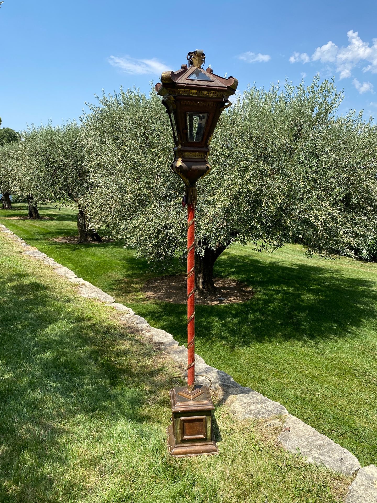 Null 威尼斯人的灯笼，采用镂空金属板，装饰有刺绣，立柱上覆盖有红色天鹅绒。

19世纪。

H.180厘米