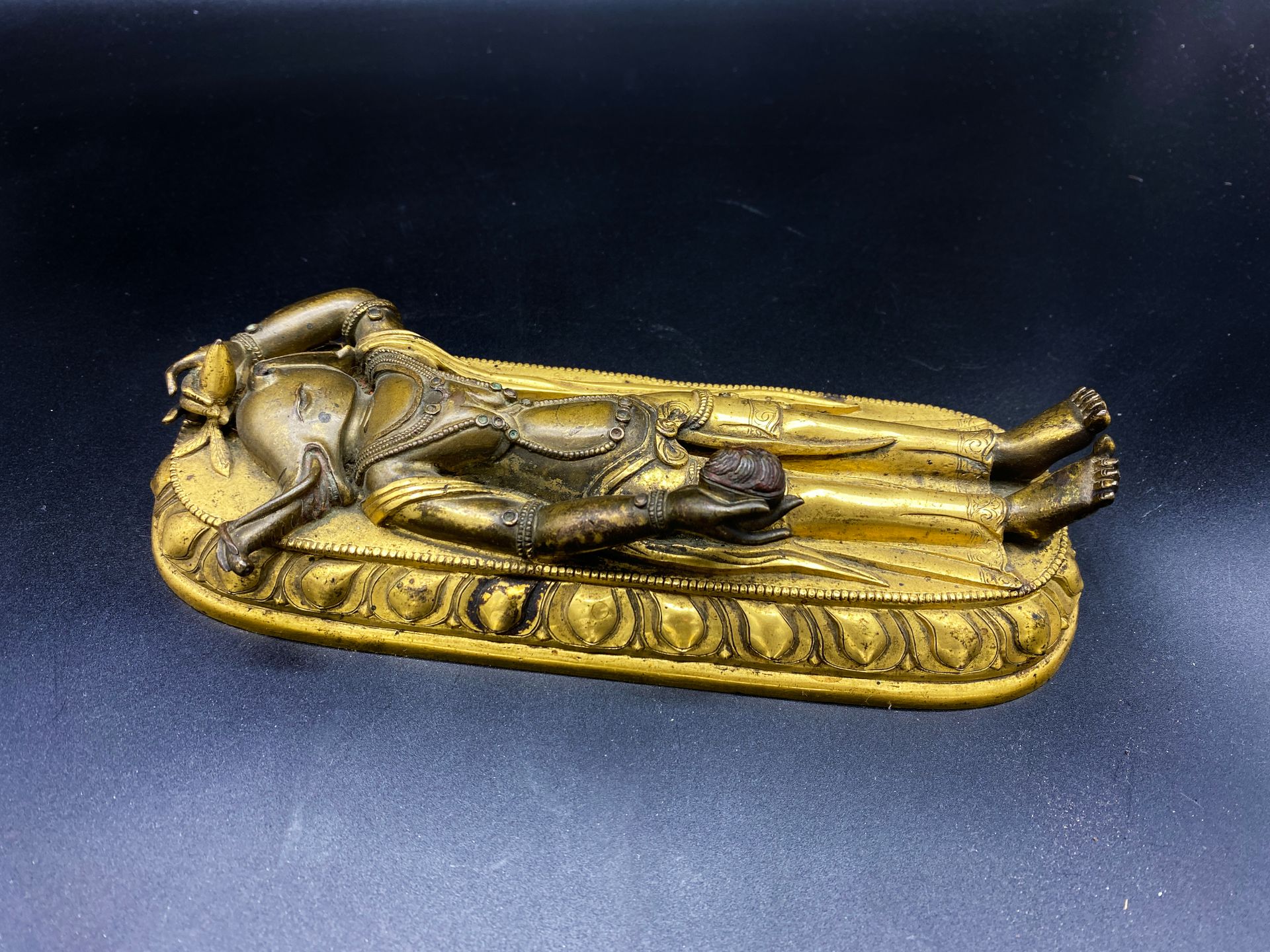 Null TIBET, 18. Jahrhundert. 

Sockel einer Statuette aus vergoldeter Bronze, di&hellip;