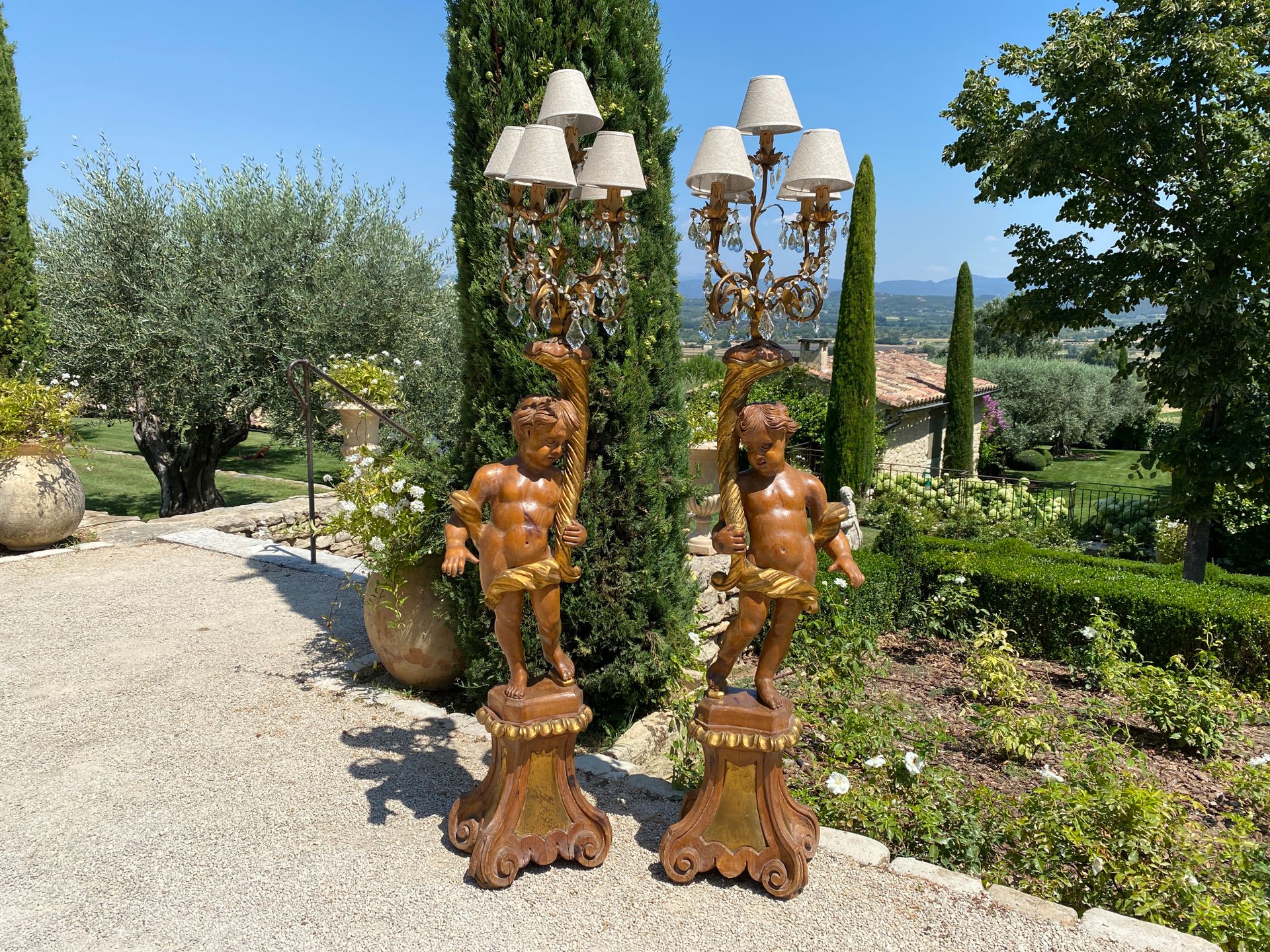 Null Importante paire de lampes en bois sculpté au naturel et doré formés d''enf&hellip;