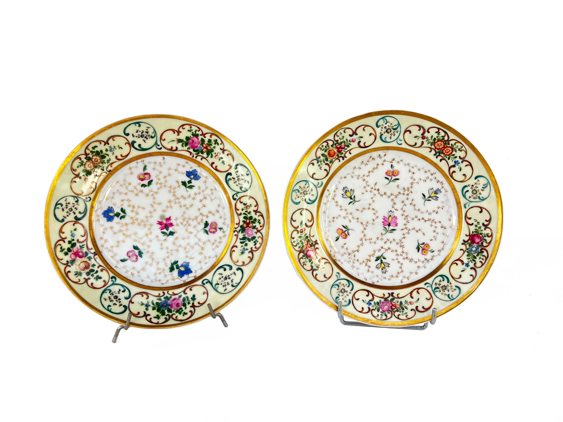 Null MOSCOW, 19世纪

两个瓷盘，上面有花和金叶子的多色装饰。

翅膀上饰有淡黄色背景的花纹图案，金丝边。

底座下标有 "A.P."，代表亚历山&hellip;