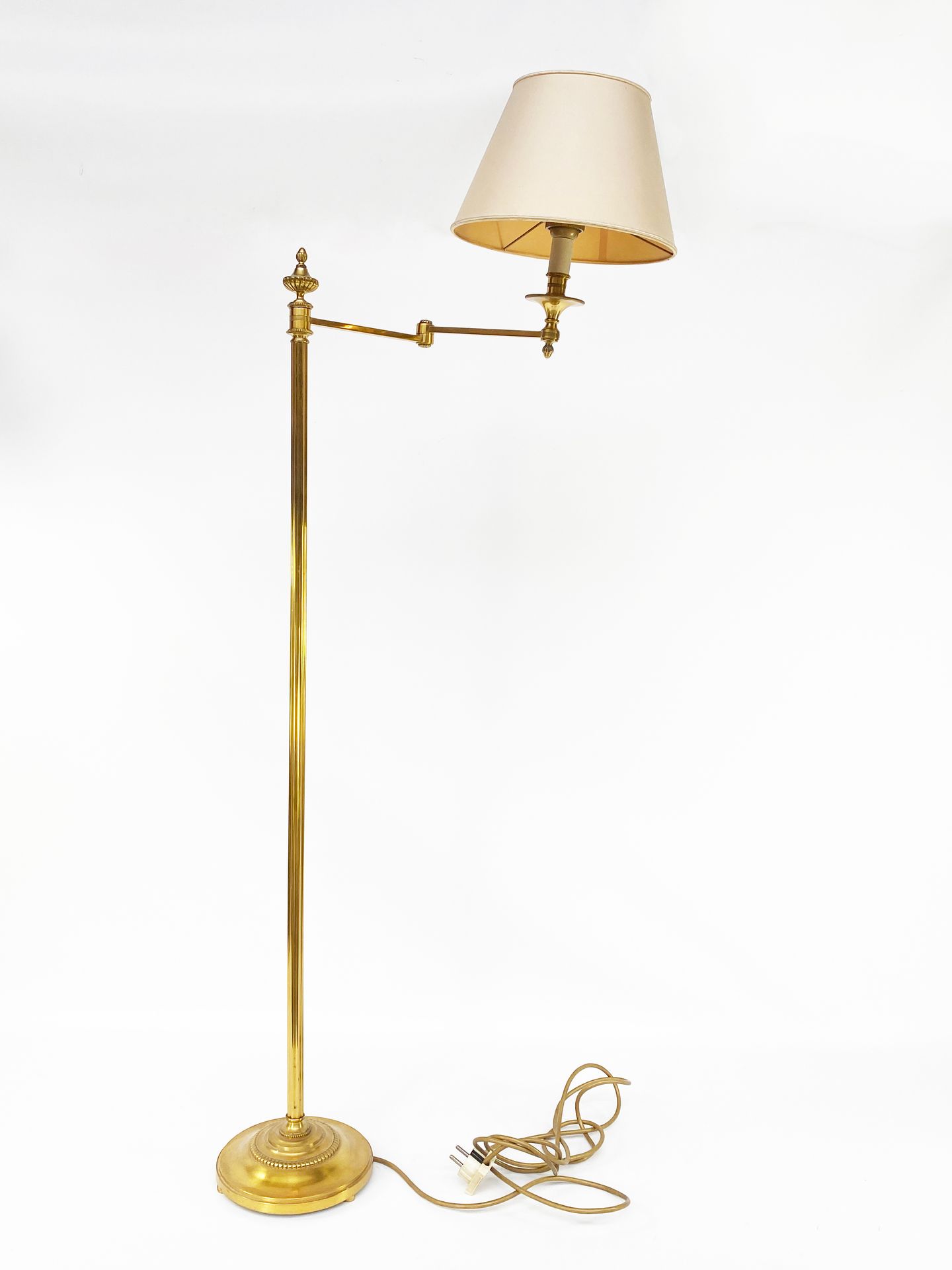 Null 鎏金金属灯架，带展开式灯臂。

有凹槽的轴，底部装饰有珍珠楣。

H.117厘米