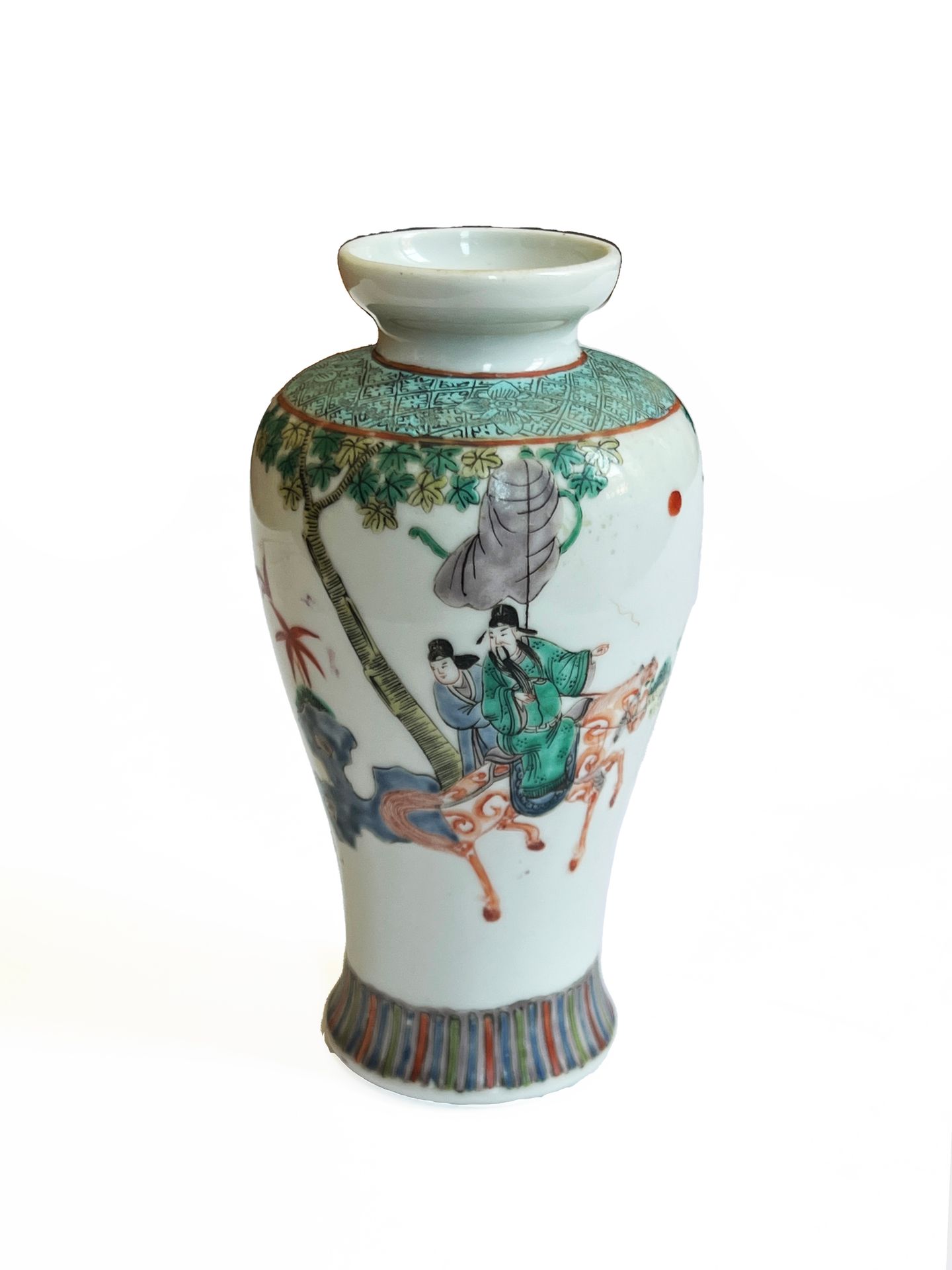 Null CHINA, erste Hälfte des 20.

Kleine balusterförmige Vase aus Porzellan mit &hellip;