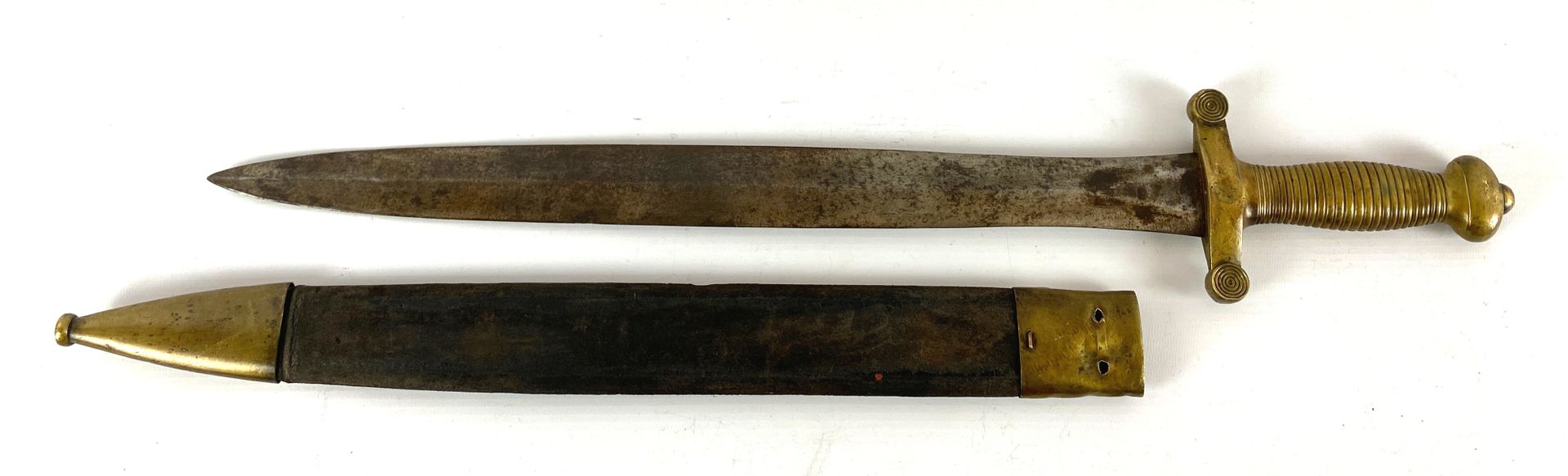 Null 1831年型号的步兵大队的匕首。一件式仿古黄铜护手，有两根直柱子。直刀，有两个边缘，先是扁平，然后是中间的边缘，有氧化现象。皮制刀鞘，有两个铜质配件。&hellip;