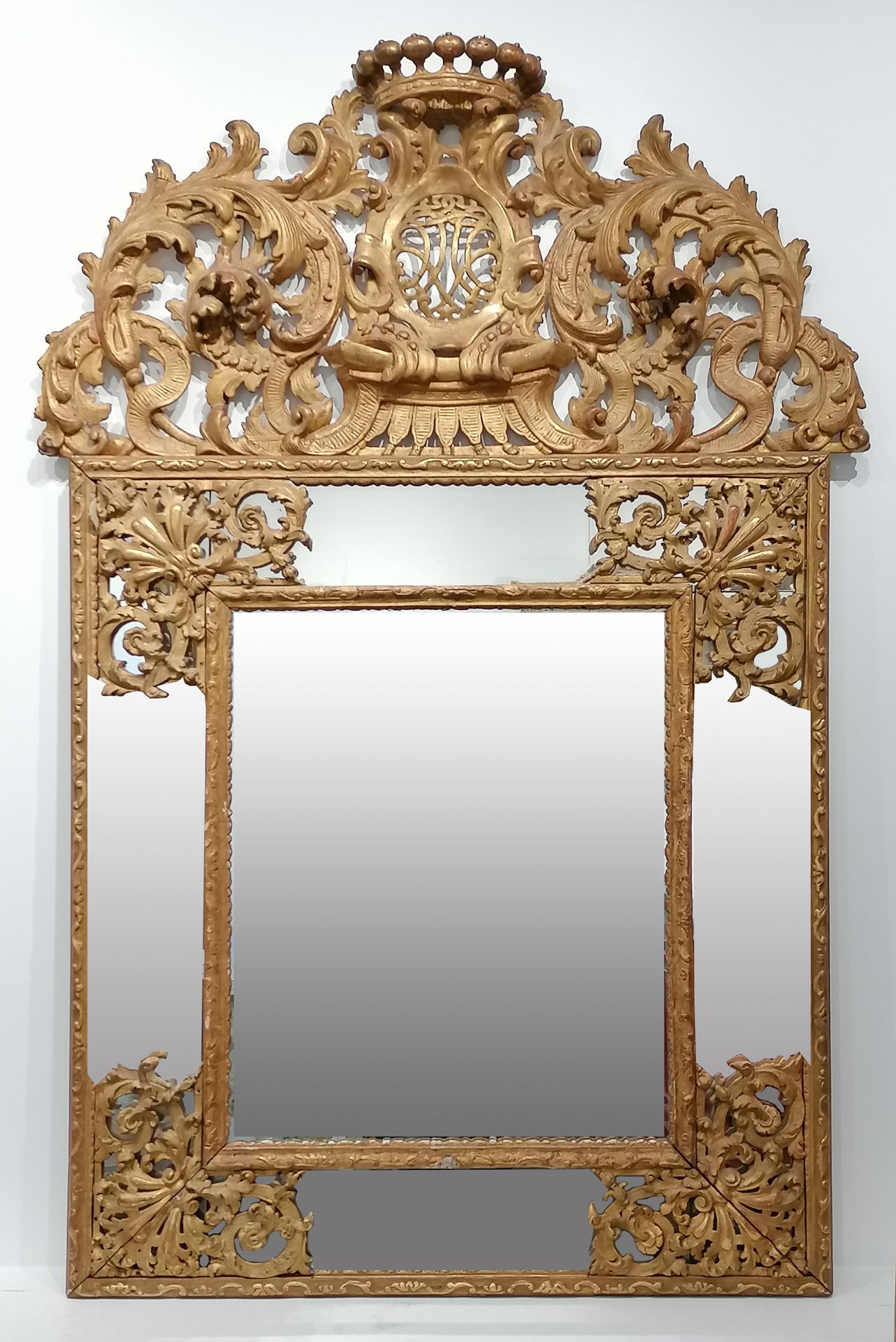 Null Spiegel mit Glasleisten aus geschnitztem und vergoldetem Holz, der Giebel m&hellip;
