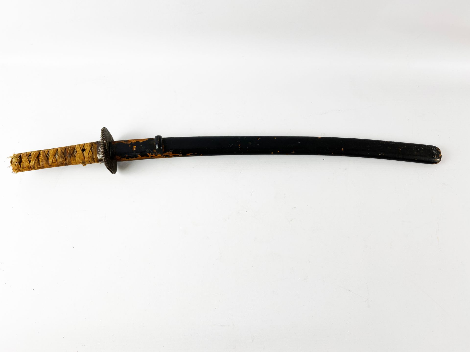 Null Japanisches Wakisashi-Schwert.
Tsuka aus Holz, Galuchat und Flechtwerk, Kas&hellip;