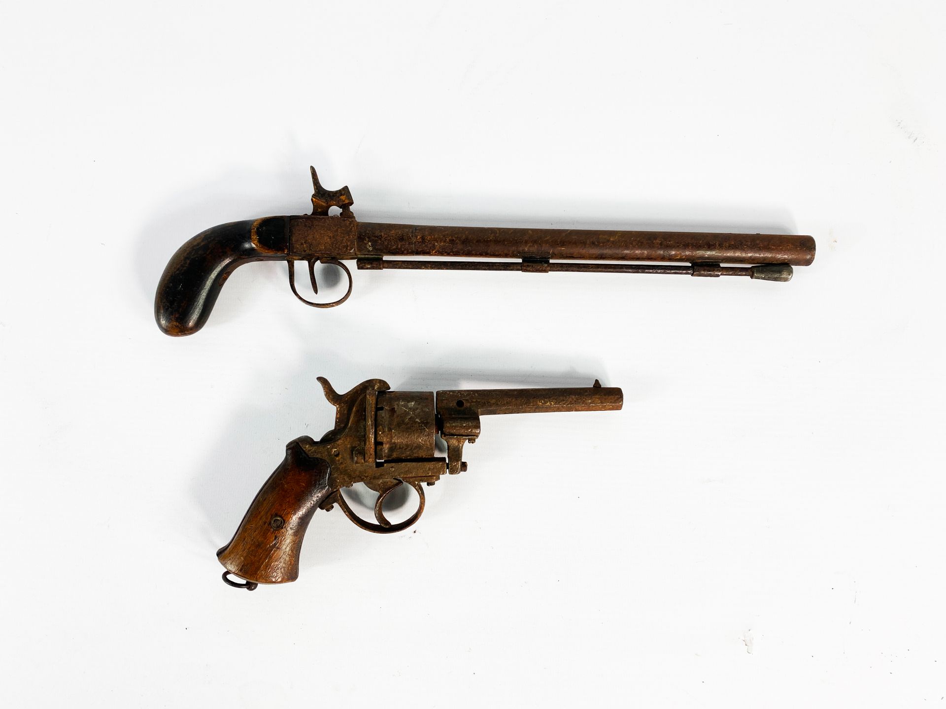 Null 一套针锋相对的左轮手枪和一支打击手枪。
大约在1870年，该州出现了左轮手枪类型的莱福克斯。
长冲击波手枪，良好的机械性能，约1840年。