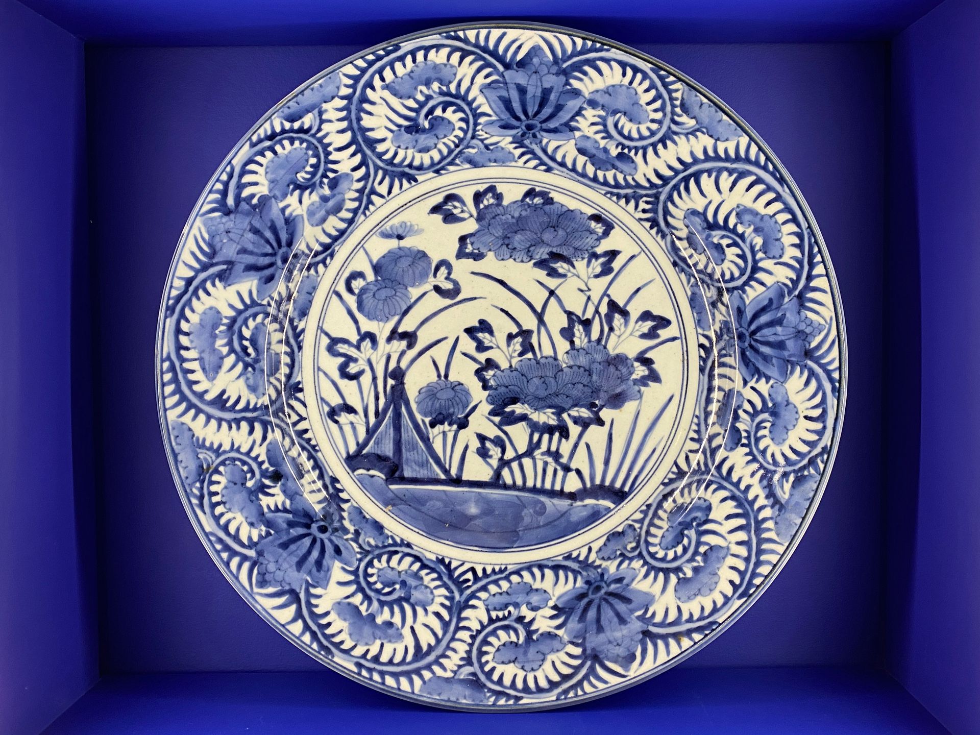 Null 中国，19世纪
珐琅彩大圆盘，饰以青花牡丹、荷花和叶子
直径：46厘米。
封面稍有缺失。