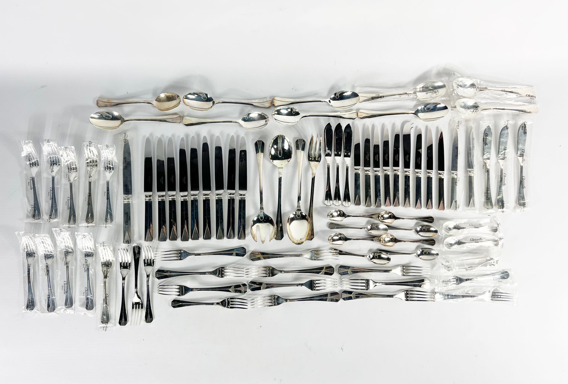 Null 姬斯多福（CHRISTOFLE） 
镀银金属服务套装，装饰艺术风格，包括78件。