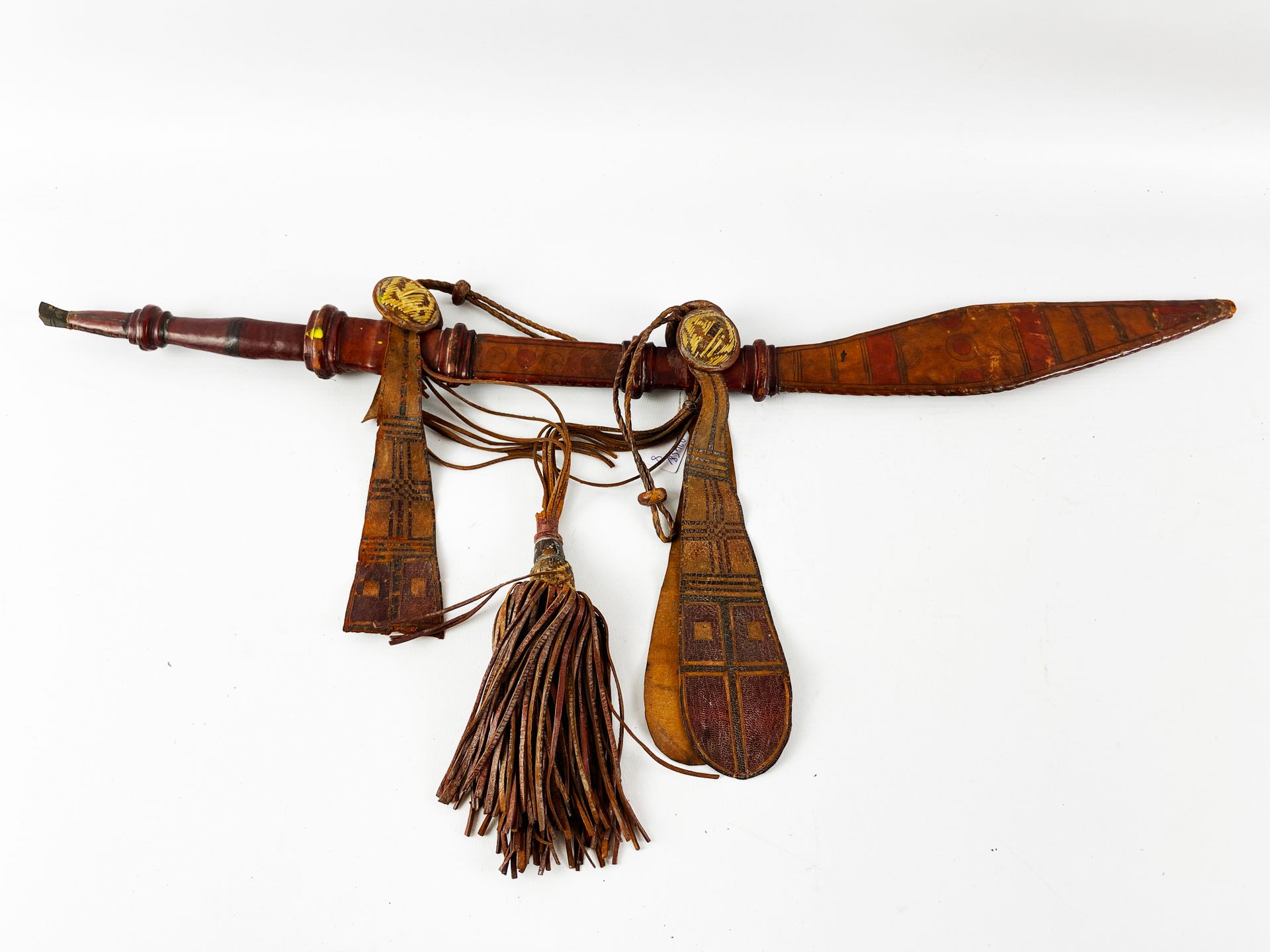 Null 曼丁卡小剑。
皮框和带喉部的弧形刀片。
真皮表带，有其线条和彩绘皮革。
非洲，20世纪初。