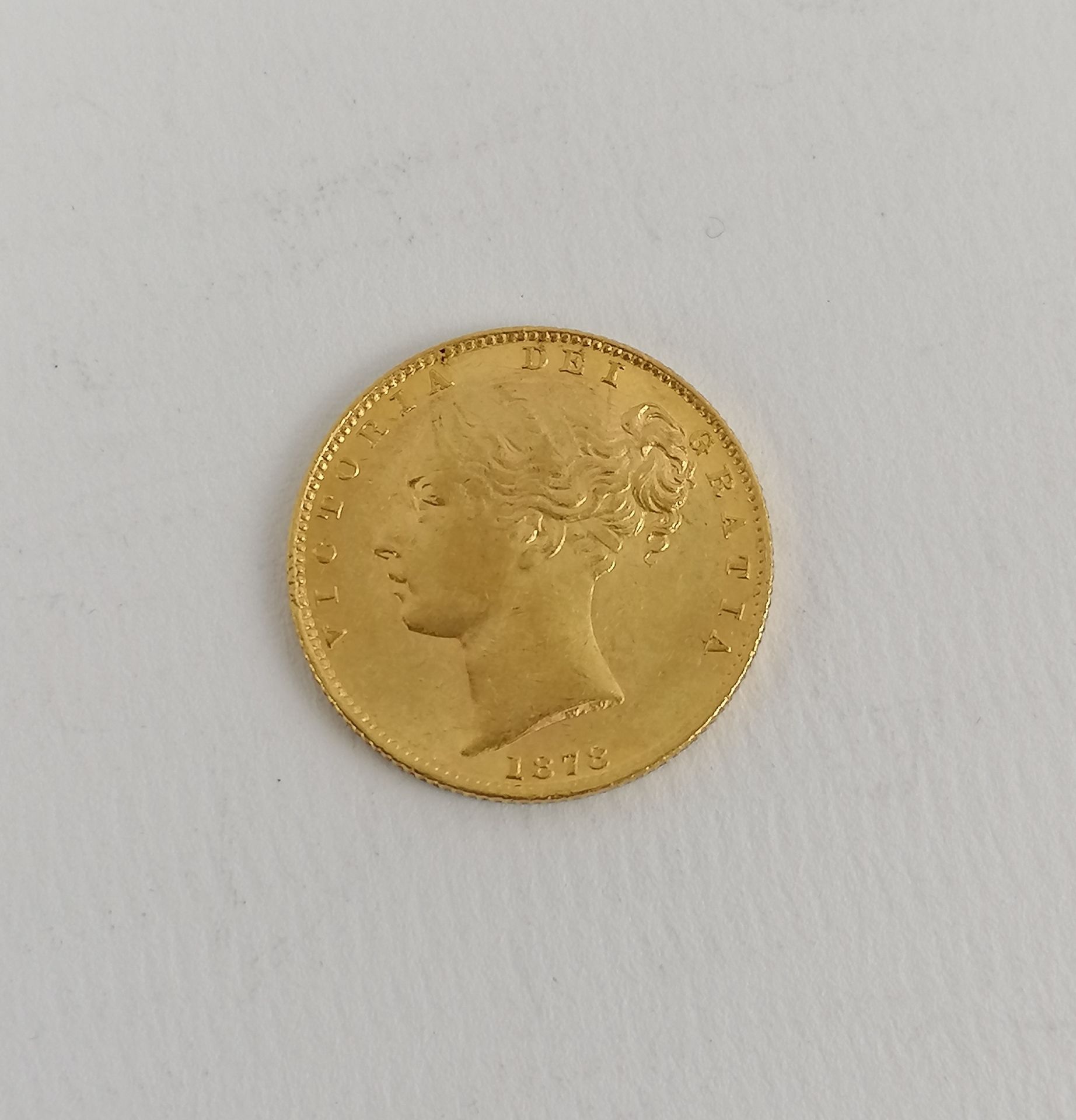 Null Eine Goldmünze Souverän Victoria jung Jahr 1878.
Gewicht: 8 g
