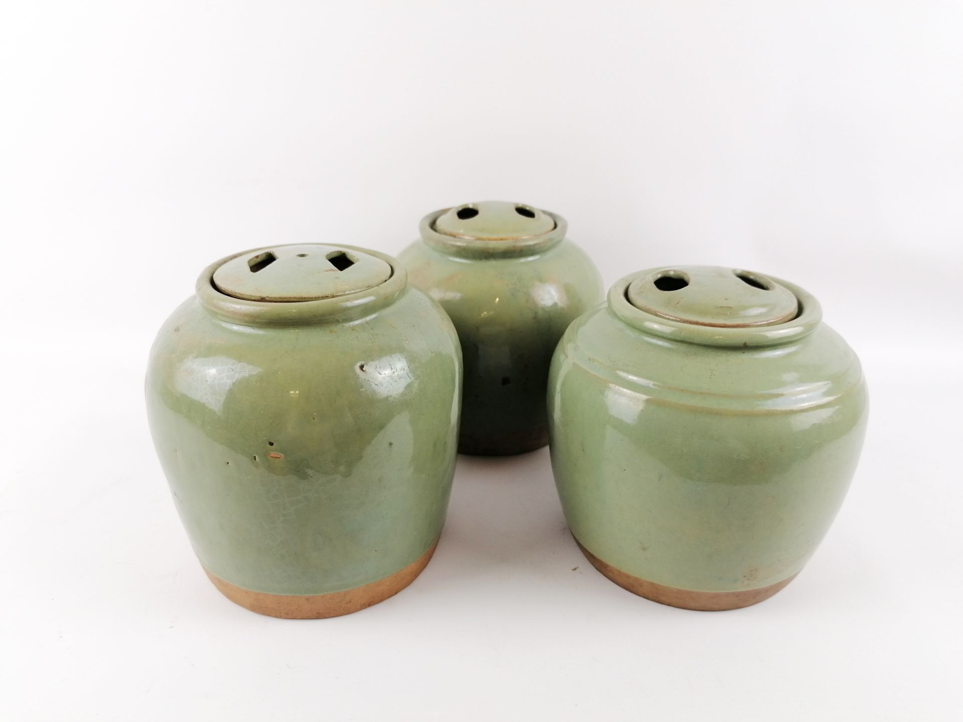 Null Un lotto comprendente :
-Un vaso coperto in terracotta smaltata celadon, co&hellip;