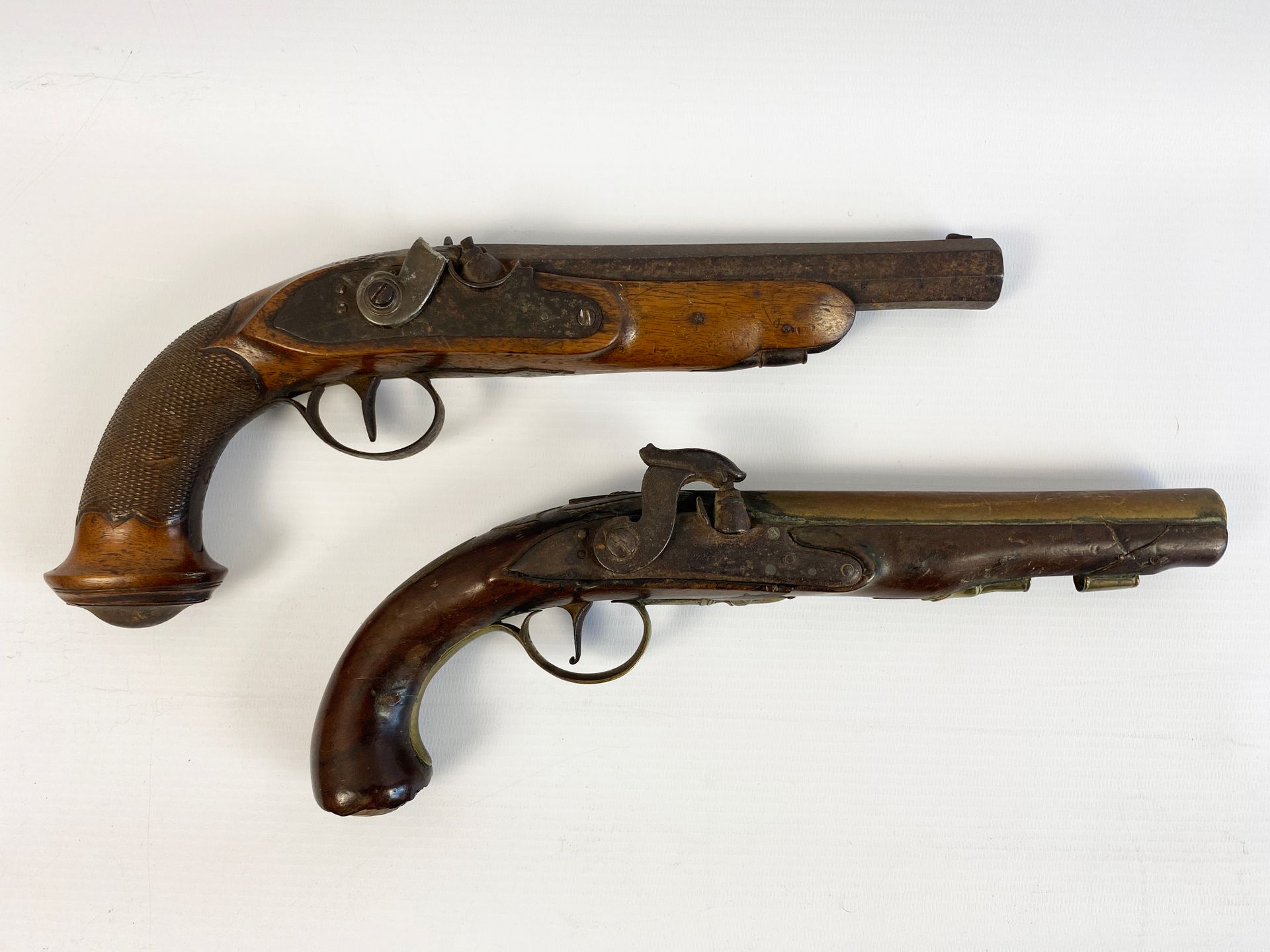 Null 一套两把的手枪。
包括。
大约在1820年，一支军官的燧发枪被改装成打击乐器。
损坏和丢失的部件。
一把约1780年的英国海军燧发枪被改装成打击乐器。&hellip;