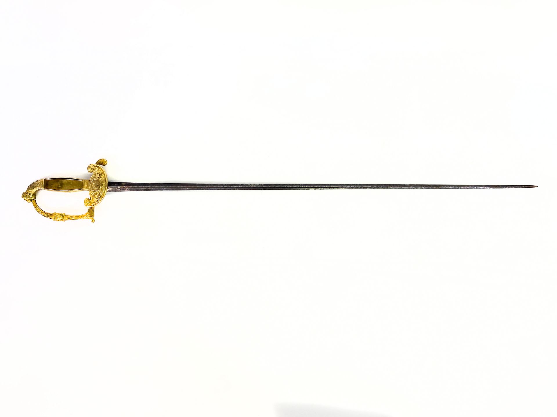 军官的剑，修复时期。 鎏金青铜镶嵌在羊脂玉背景上。 鞍座为狮子头形状