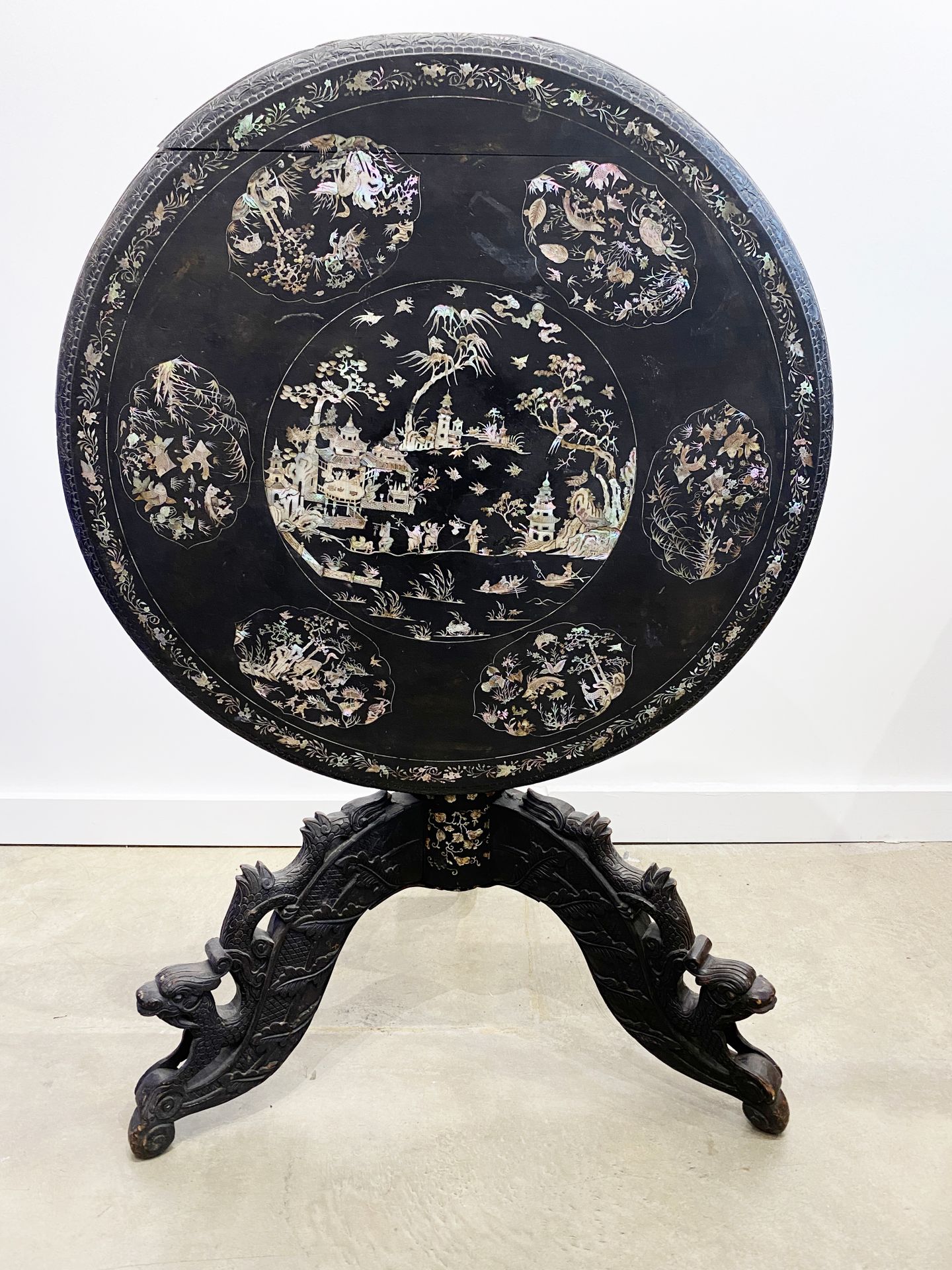Null INDOCHINA, 19th century
Tripod pedestal table in blackened wood, decorated &hellip;