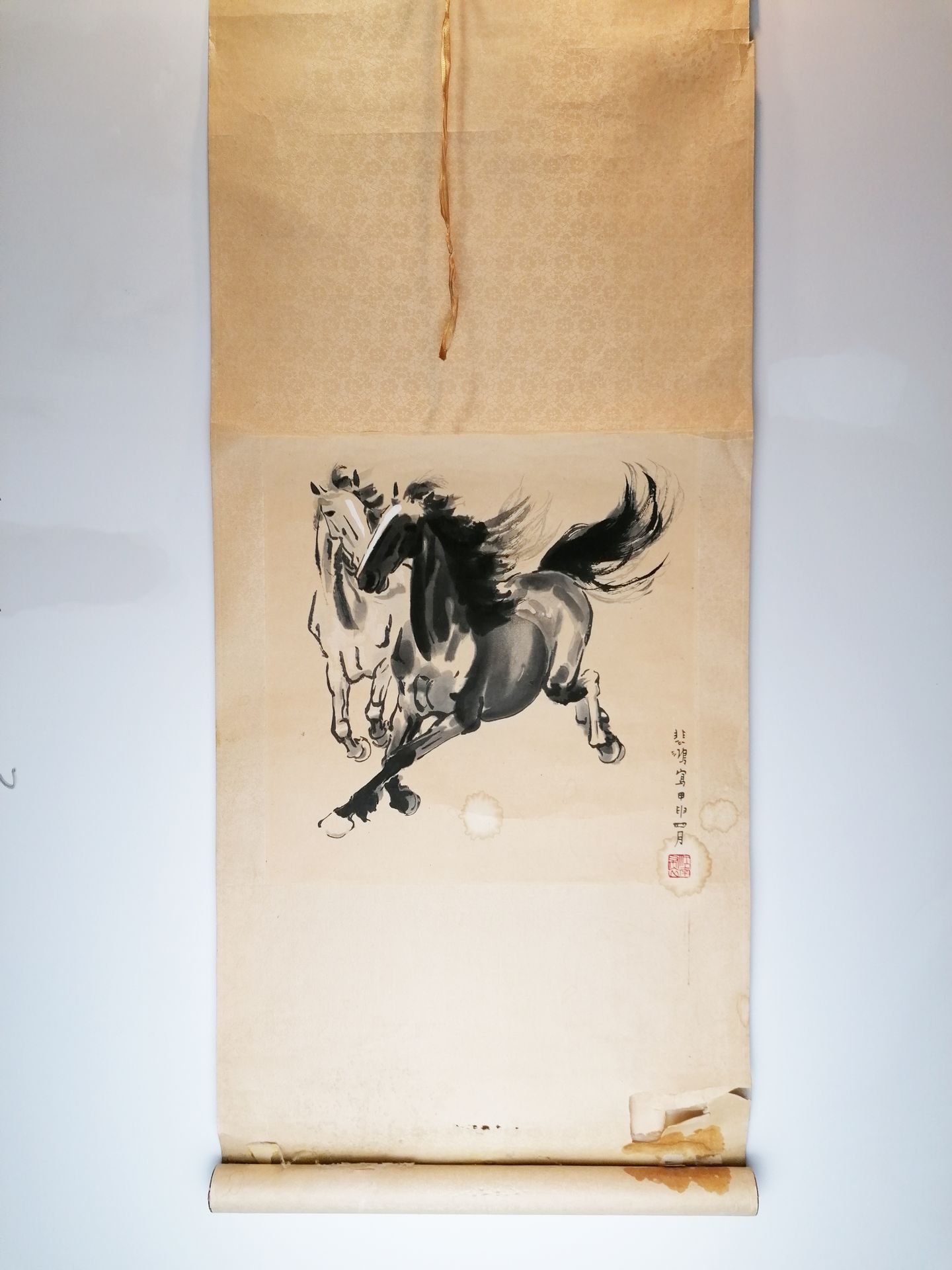 Null 中国，20世纪
比赛
表现马的中国水墨
粘贴在丝绸卷上的纸
H.92.5厘米。
长：38厘米。
撕裂和污渍。