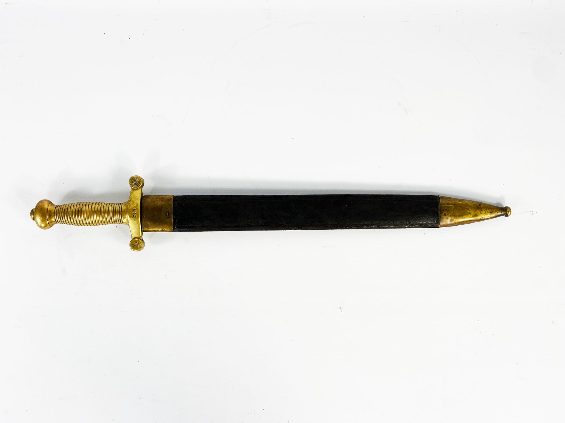 Null 1831年的步兵部队剑。
一件式仿古黄铜护手，有两个直柄，编号为353，与剑鞘的编号相同。
直刀，有两个边缘，然后扁平，有中间的边缘，氧化。
皮制刀鞘&hellip;