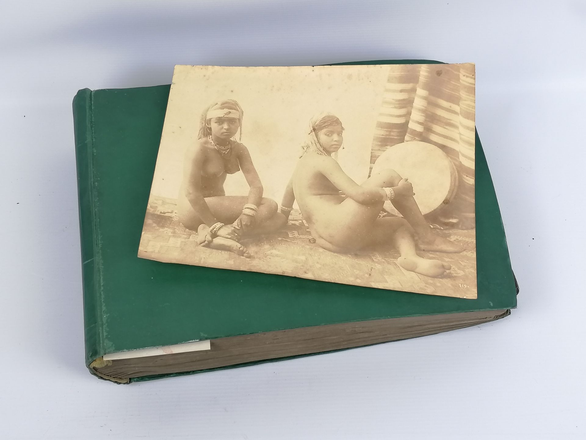 Null 19世纪和20世纪的重要绿色皮革相册，包括......色情和女性代表：
- 一套东方主题的黑白情色照片
- 一组美好时代的裸体照片
- 一套彩色色情明&hellip;