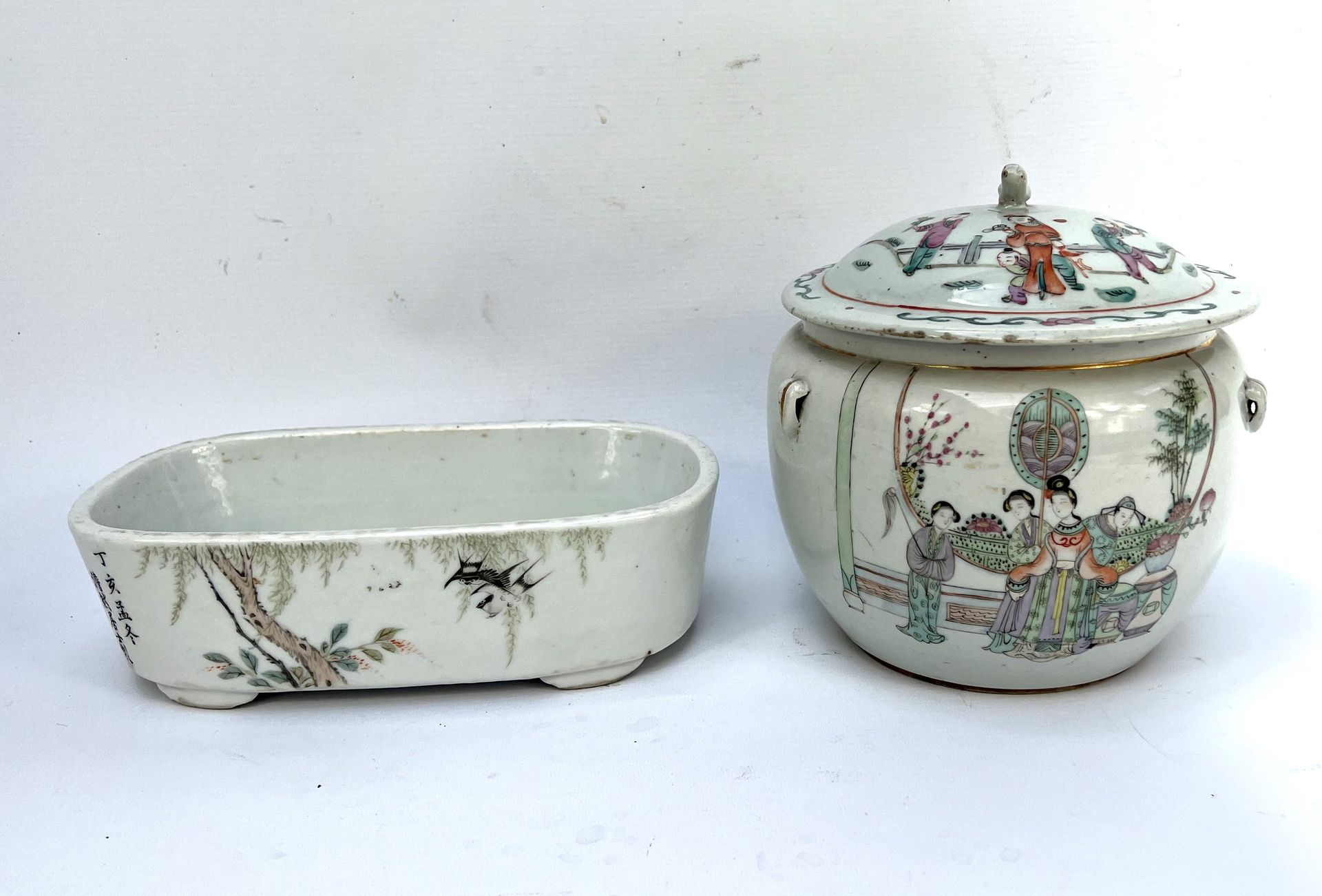 Null CHINE, Vers 1900 Ensemble en porcelaine comprenant un pot couvert circulair&hellip;
