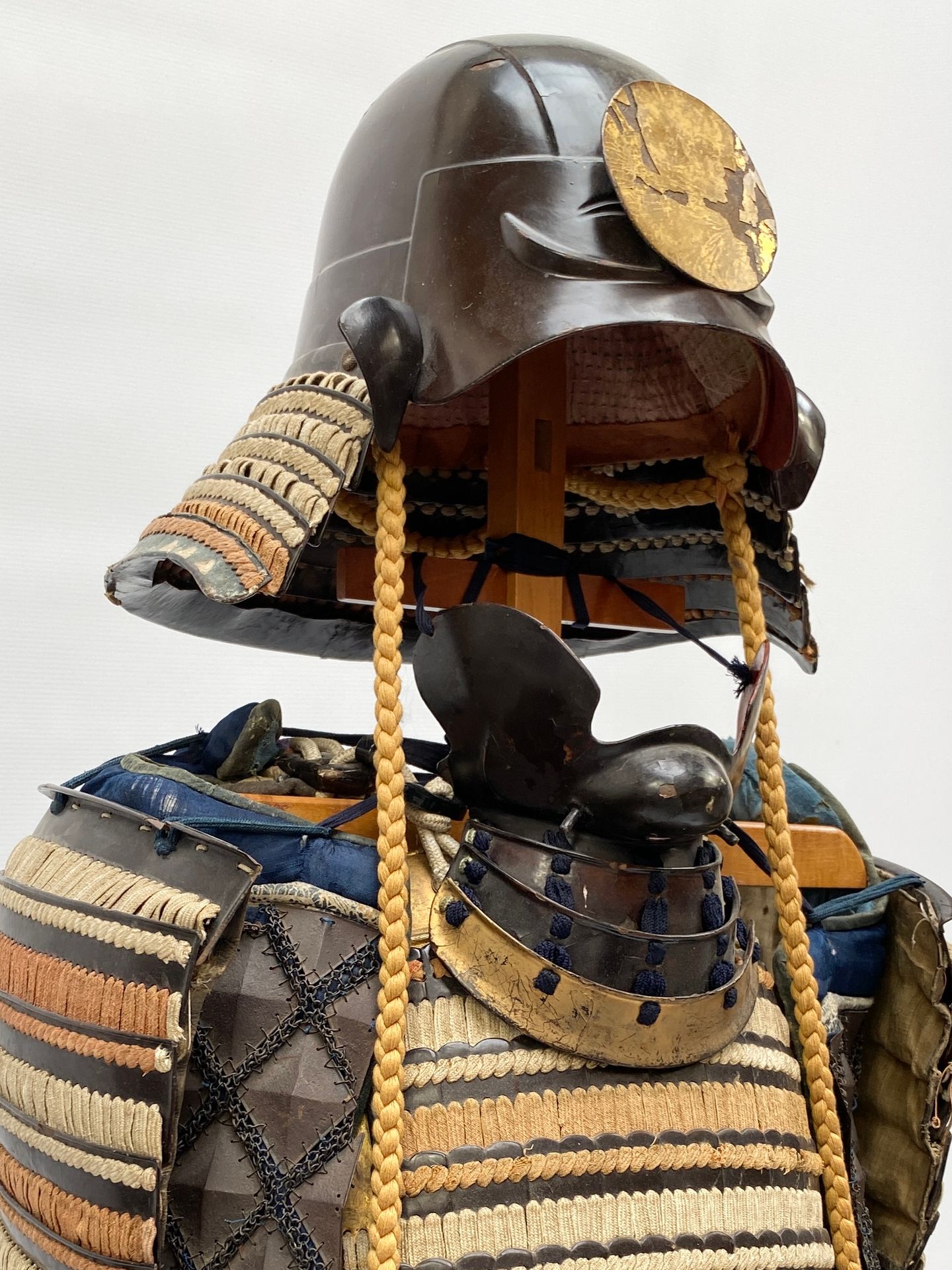 Null Armure japonaise.
Kabuto en fer laqué, maedate fait d’un disque de fer doré&hellip;