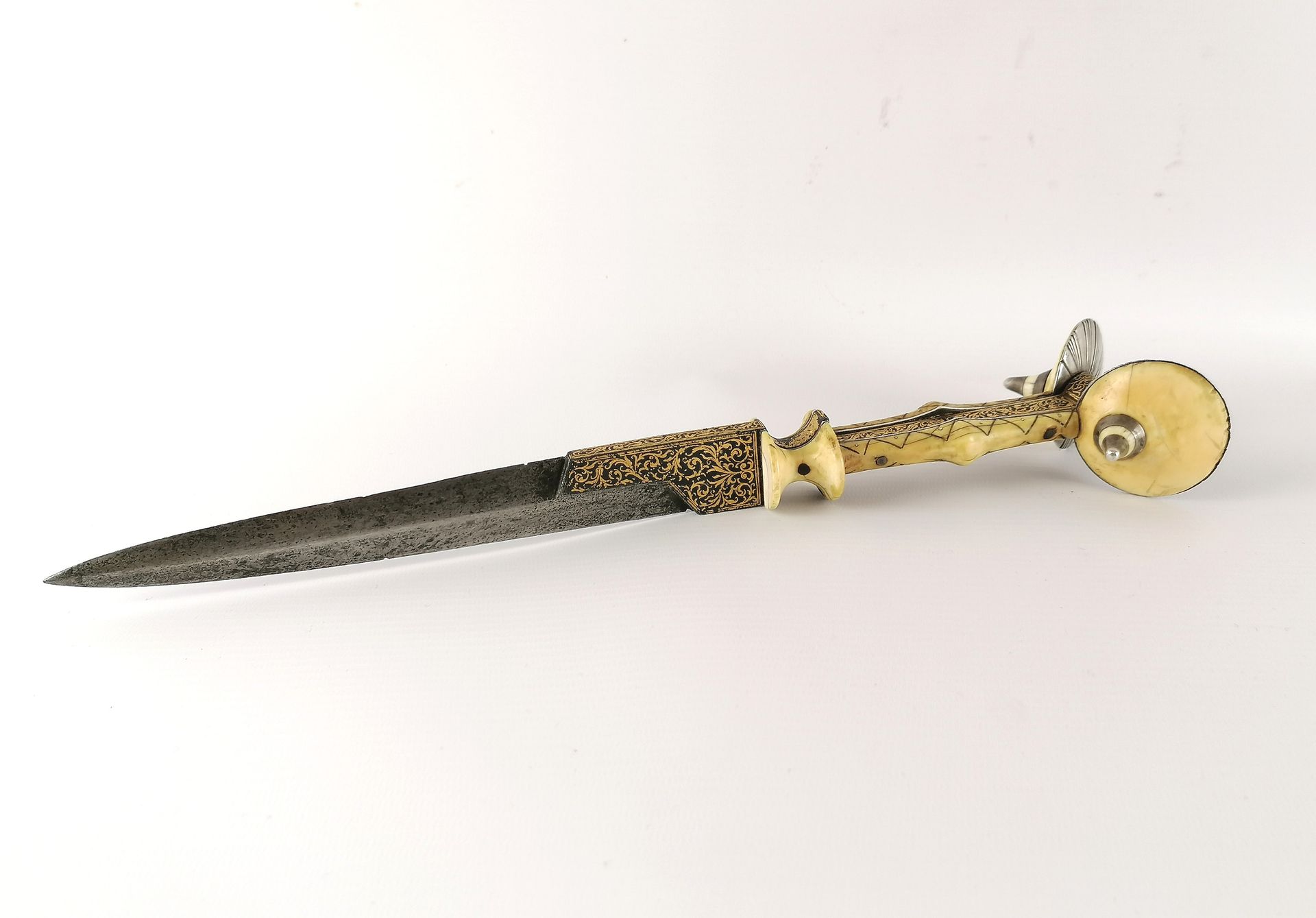 Null 迭戈-卡亚斯（西班牙，活动时期：1535-1549）作品风格的耳匕首
铁质、象牙和银质的大马士革框架。
熏黑和金箔的丝边上有花叶装饰，两边是两块银板，&hellip;