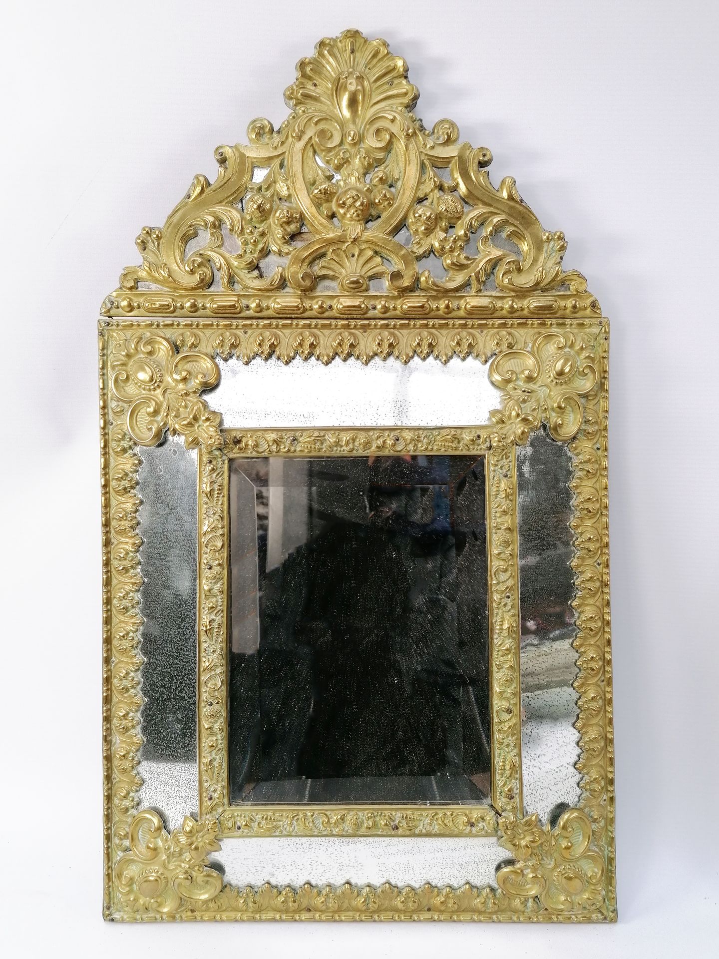 Null Miroir à parcloses en métal doré sur une âme de bois, le fronton surmonté d&hellip;