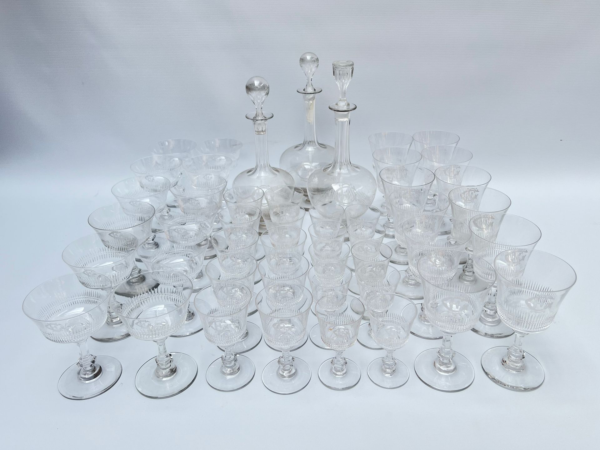 Null Obra del siglo XIX, del gusto de BACCARAT
Juego de copas de cristal tallado&hellip;
