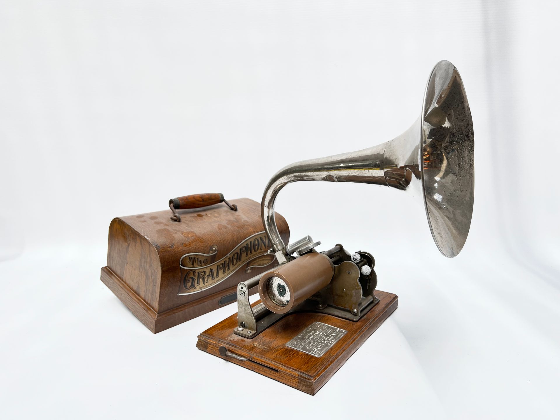 Null 留声机，19世纪末-20世纪初
镀银的金属喇叭留声机，带气缸。
制造者的牌子，编号为 "492671 "B型。
箱子的尺寸：17 x 28.5厘米。