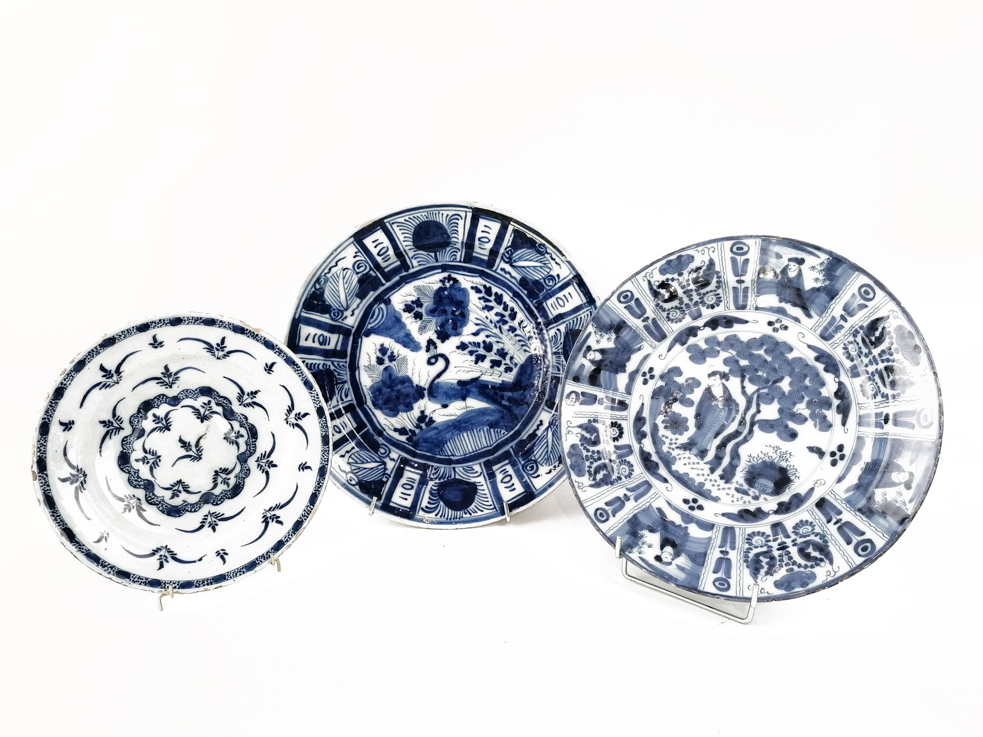 Null 欧洲，在中国的味道、
一套3个蓝白相间的大陶盘，包括：
-一个带叶子图案的盘子
-一个带有中国装饰的大盘子，翅膀上的花卉图案与中国图案交替出现。
-一&hellip;