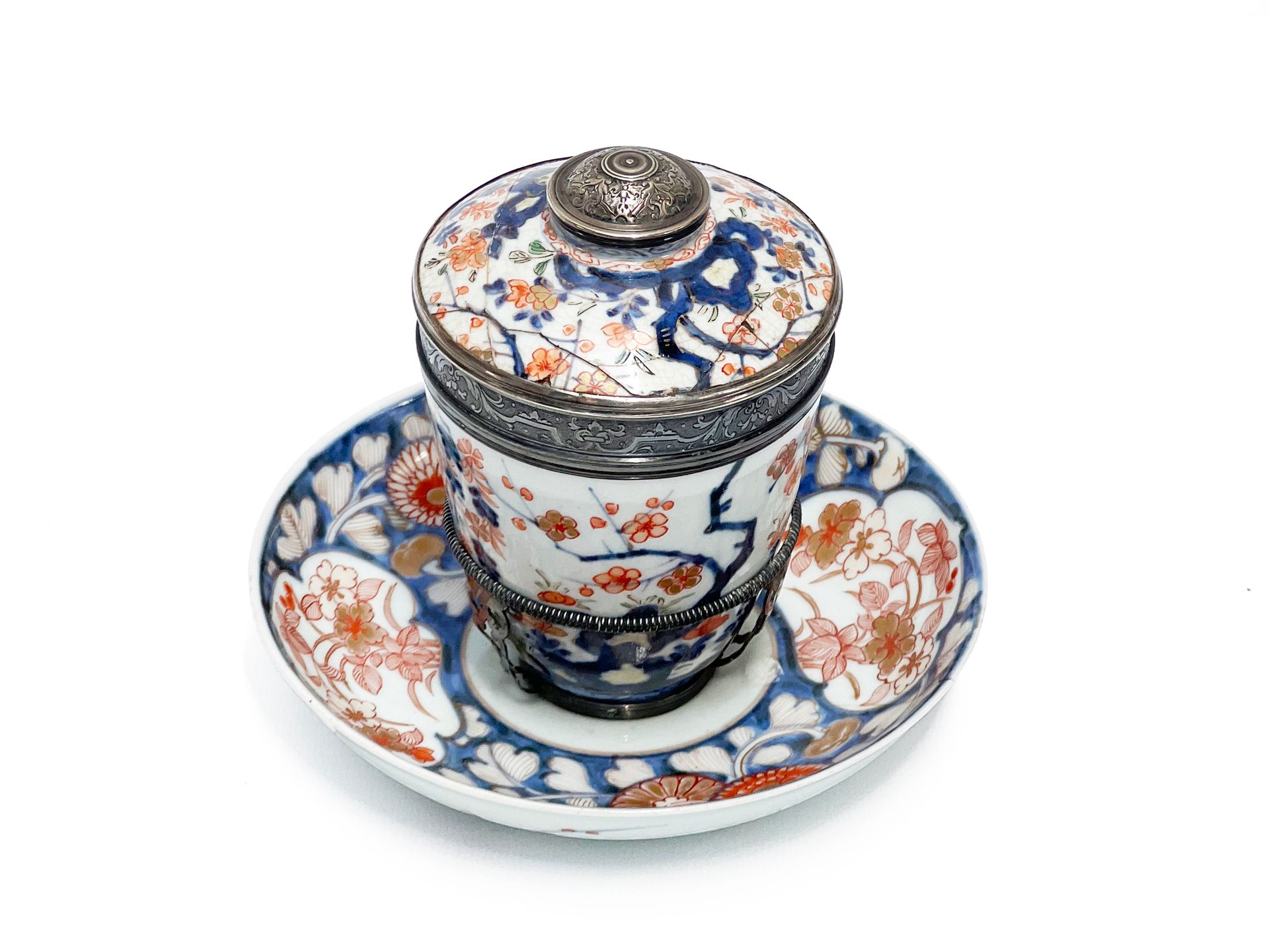 Null Calice coperto in porcellana decorata Imari con piattino in argento e monta&hellip;