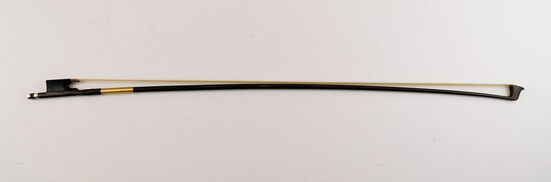 Null 卢珀特
小提琴弓，pernambuco棒，乌木和vermeil安装。
珍珠母牌。
品牌为 "Lupot"。
长度：74.2厘米